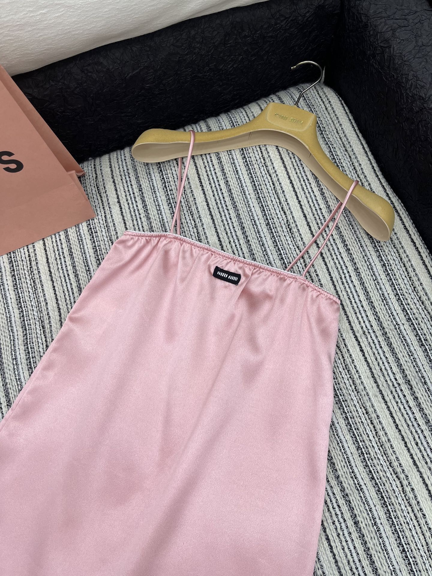 🛒𝐍𝐄𝐖 · 𝟐𝟎𝟐5/爆款现货

【原版定制】Miu Mi *｜ 25SS 春夏新款吊带裙
定制撞色贴