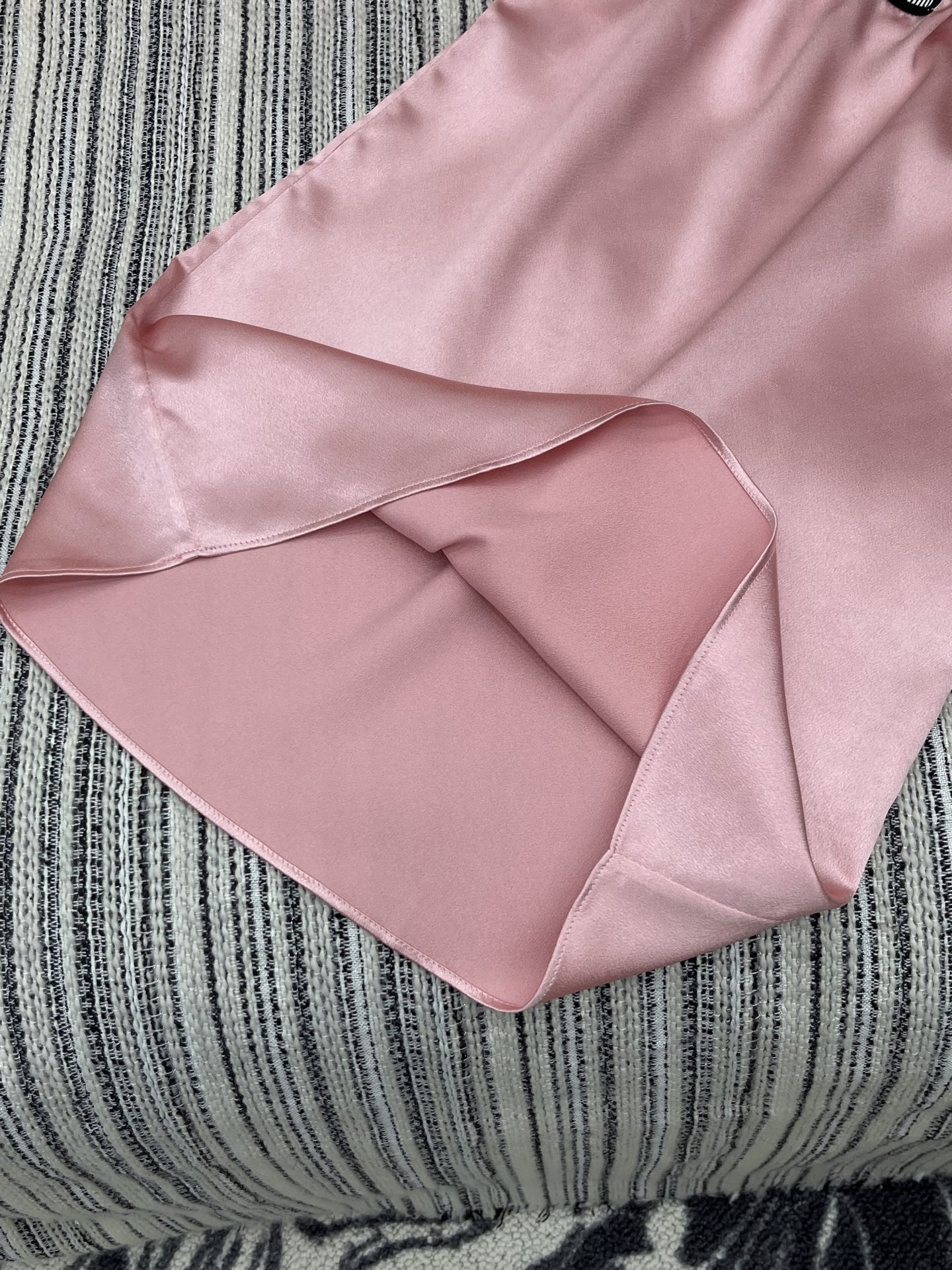 🛒𝐍𝐄𝐖 · 𝟐𝟎𝟐5/爆款现货

【原版定制】Miu Mi *｜ 25SS 春夏新款吊带裙
定制撞色贴
