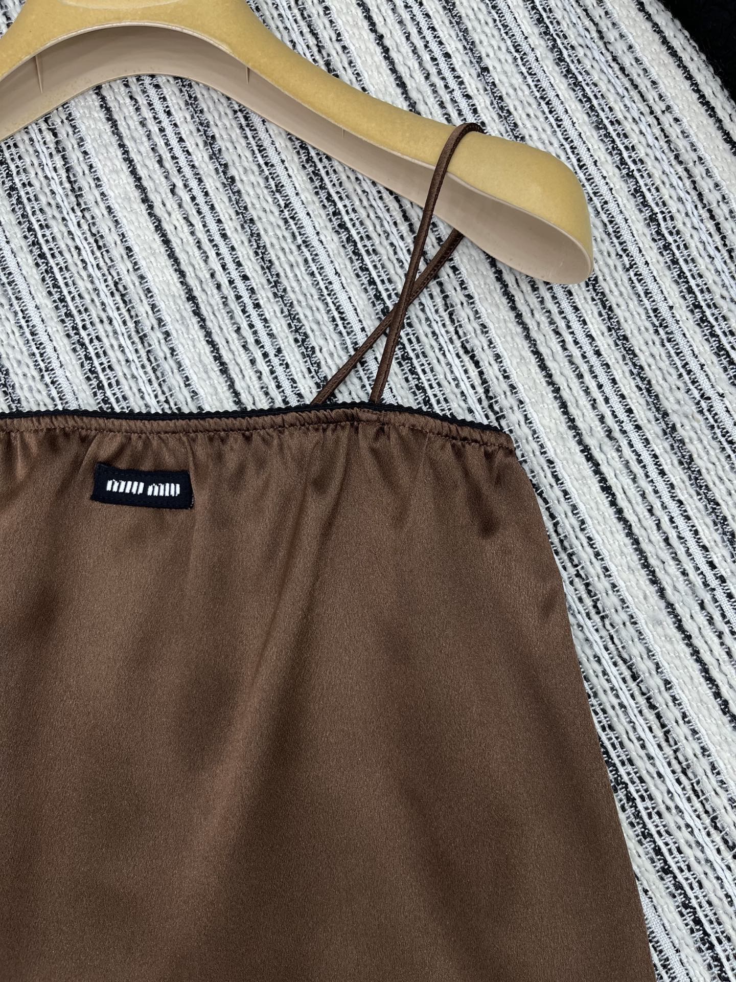 🛒𝐍𝐄𝐖 · 𝟐𝟎𝟐5/爆款现货

【原版定制】Miu Mi *｜ 25SS 春夏新款吊带
定制撞色贴布