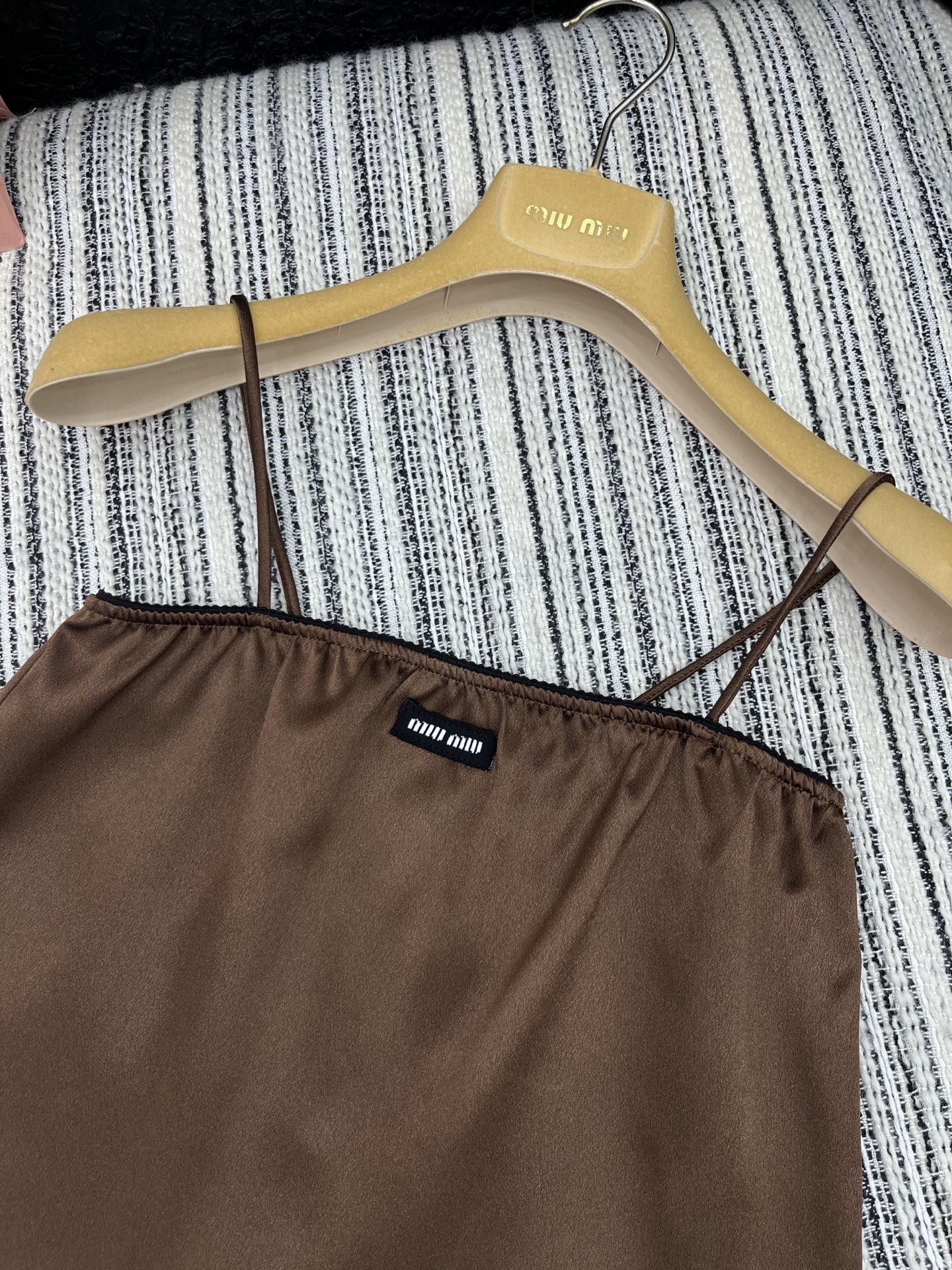 🛒𝐍𝐄𝐖 · 𝟐𝟎𝟐5/爆款现货

【原版定制】Miu Mi *｜ 25SS 春夏新款吊带
定制撞色贴布