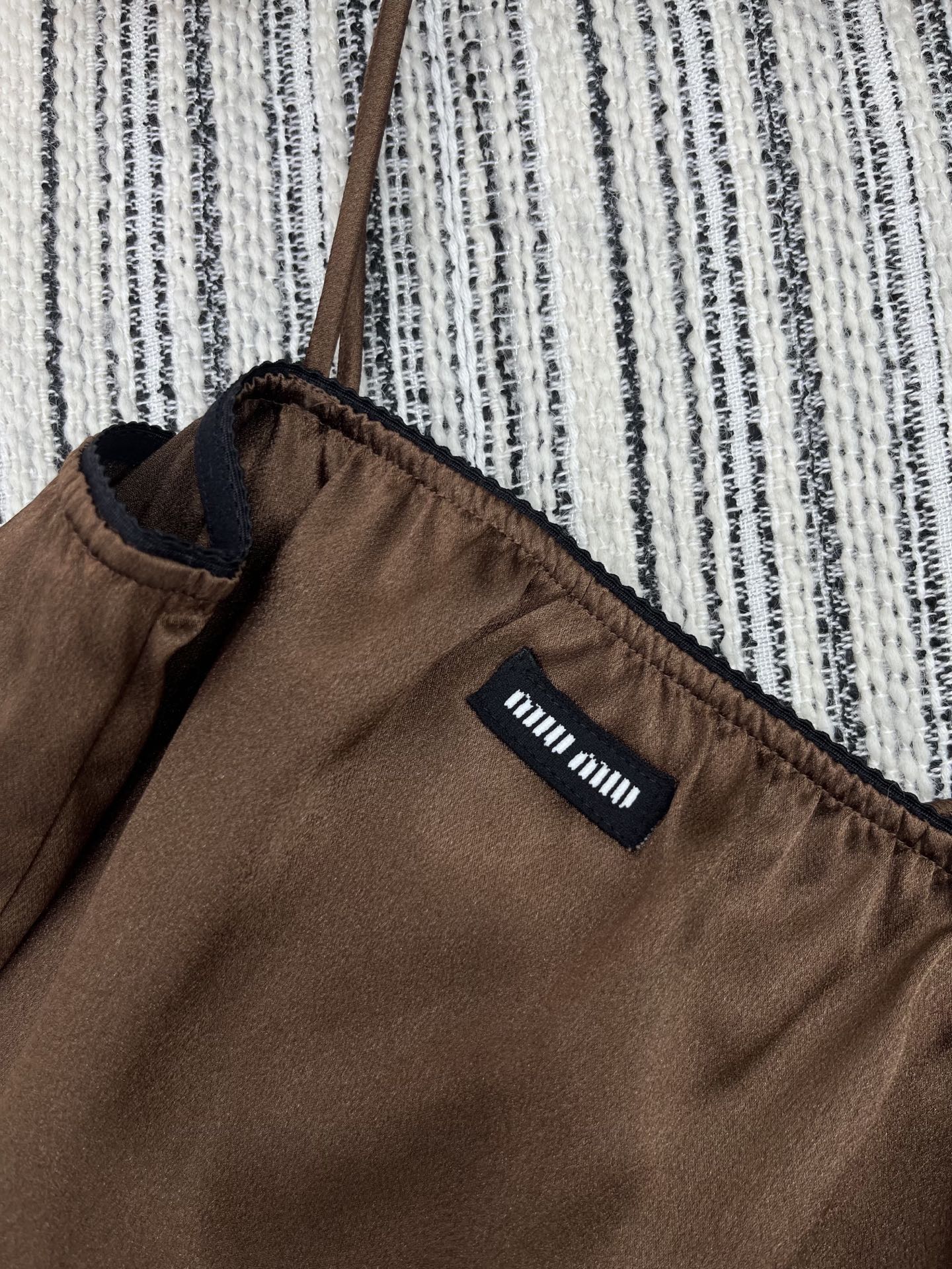 🛒𝐍𝐄𝐖 · 𝟐𝟎𝟐5/爆款现货

【原版定制】Miu Mi *｜ 25SS 春夏新款吊带
定制撞色贴布