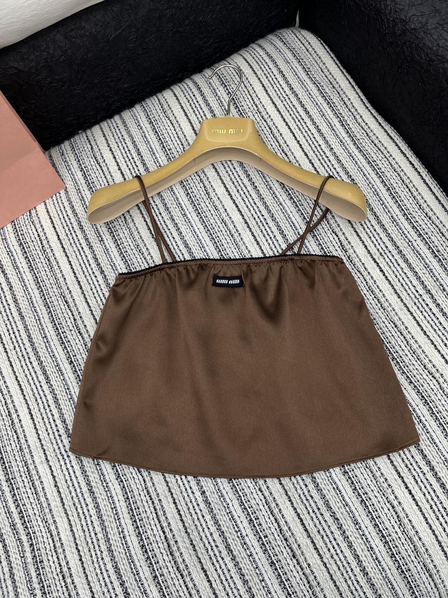 🛒𝐍𝐄𝐖 · 𝟐𝟎𝟐5/爆款现货

【原版定制】Miu Mi *｜ 25SS 春夏新款吊带
定制撞色贴布