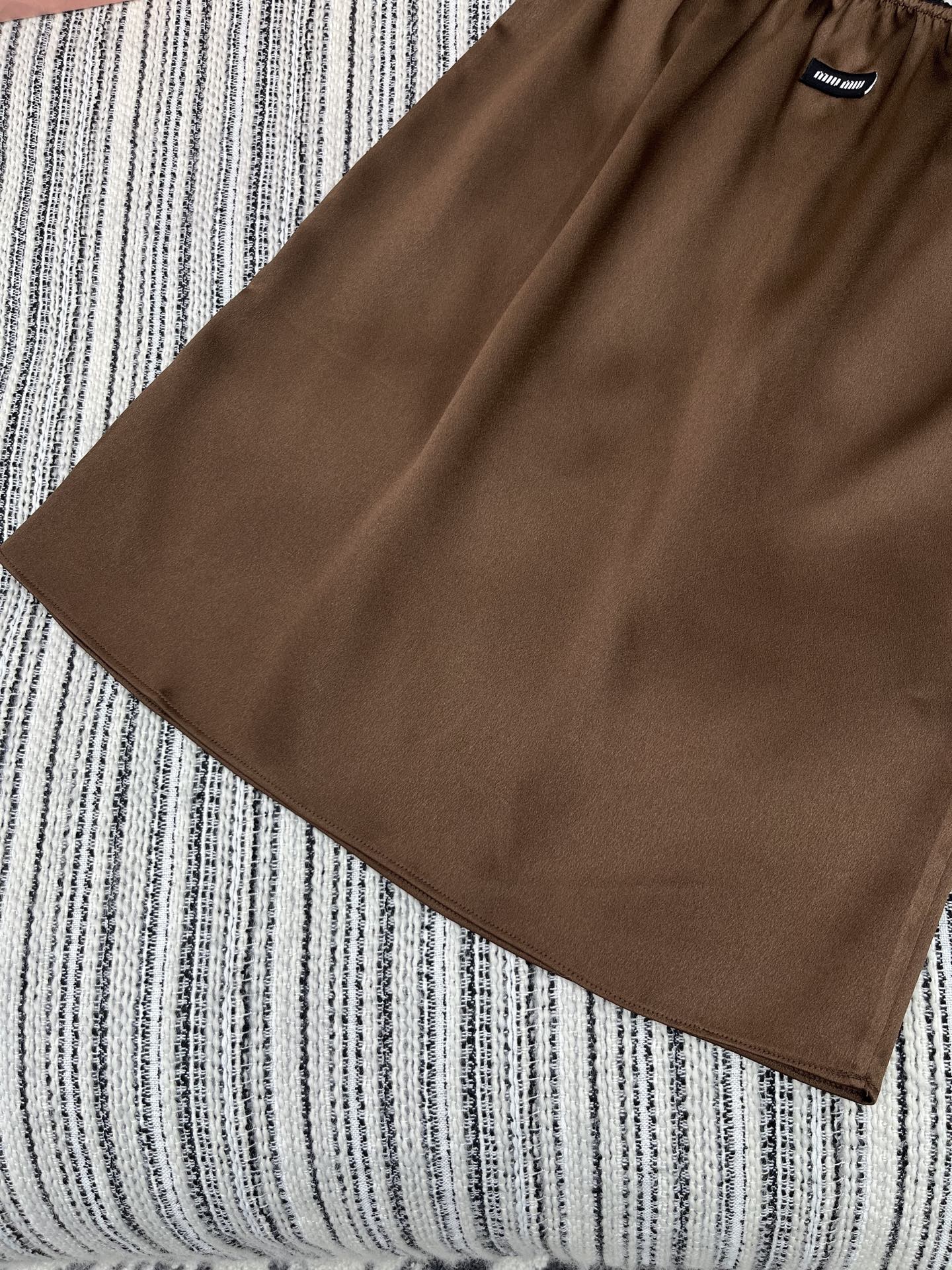 🛒𝐍𝐄𝐖 · 𝟐𝟎𝟐5/爆款现货

【原版定制】Miu Mi *｜ 25SS 春夏新款半裙
定制撞色贴布