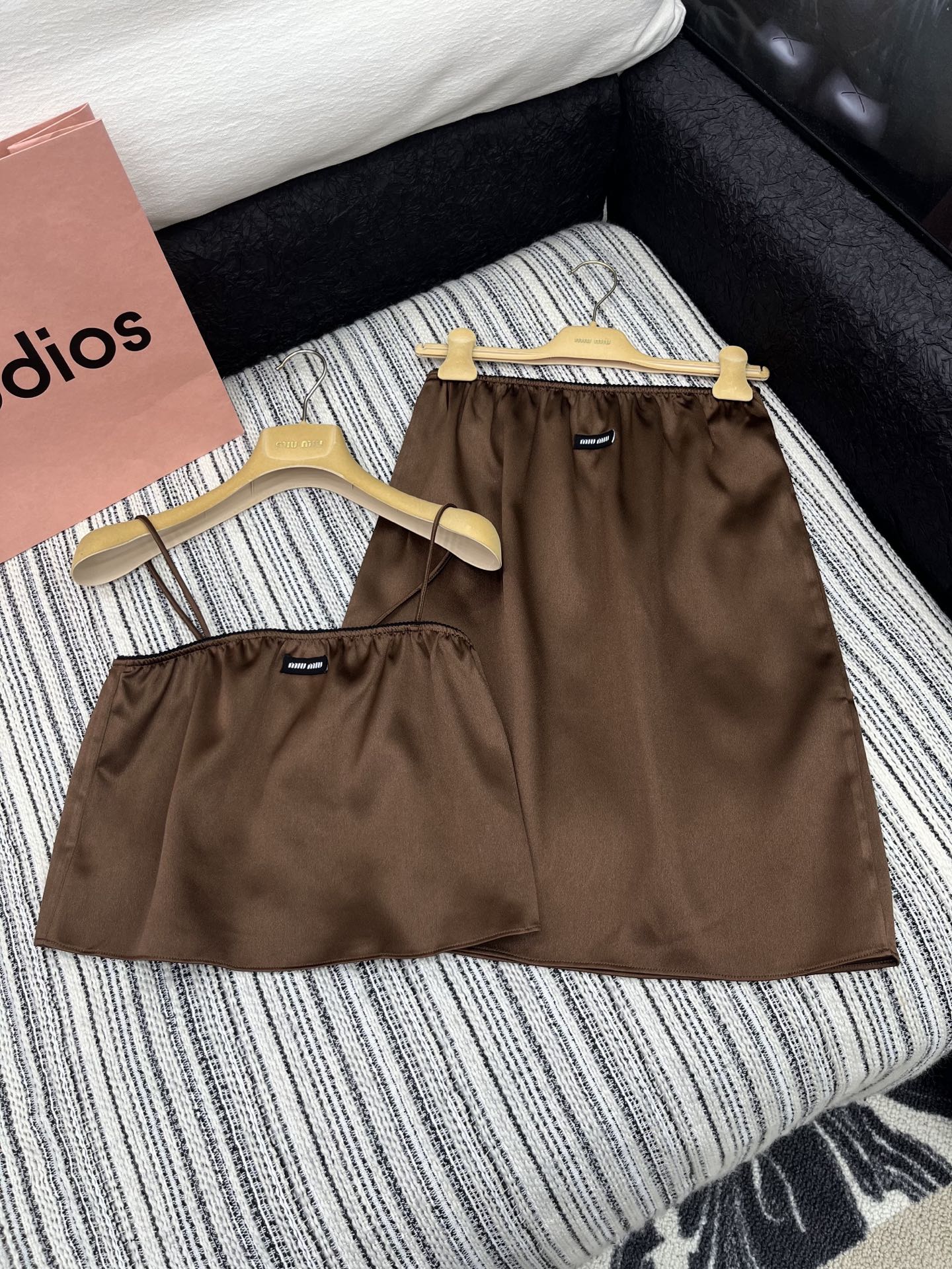 🛒𝐍𝐄𝐖 · 𝟐𝟎𝟐5/爆款现货

【原版定制】Miu Mi *｜ 25SS 春夏新款半裙
定制撞色贴布