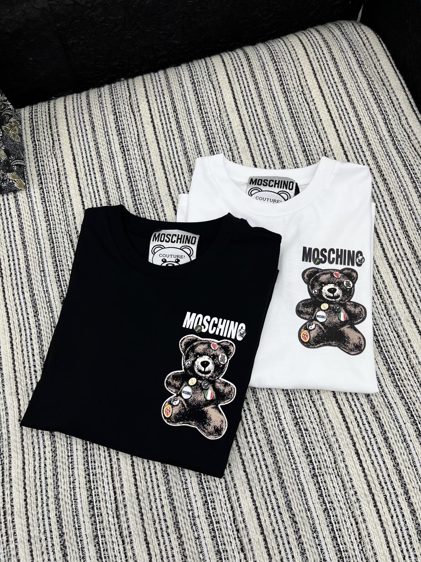 🛒𝐍𝐄𝐖 · 𝟐𝟎𝟐5/爆款现货

原单品质  Mos*｜2025春夏新品圆领短袖𝑇𝑒𝑒
定制YB棉材质