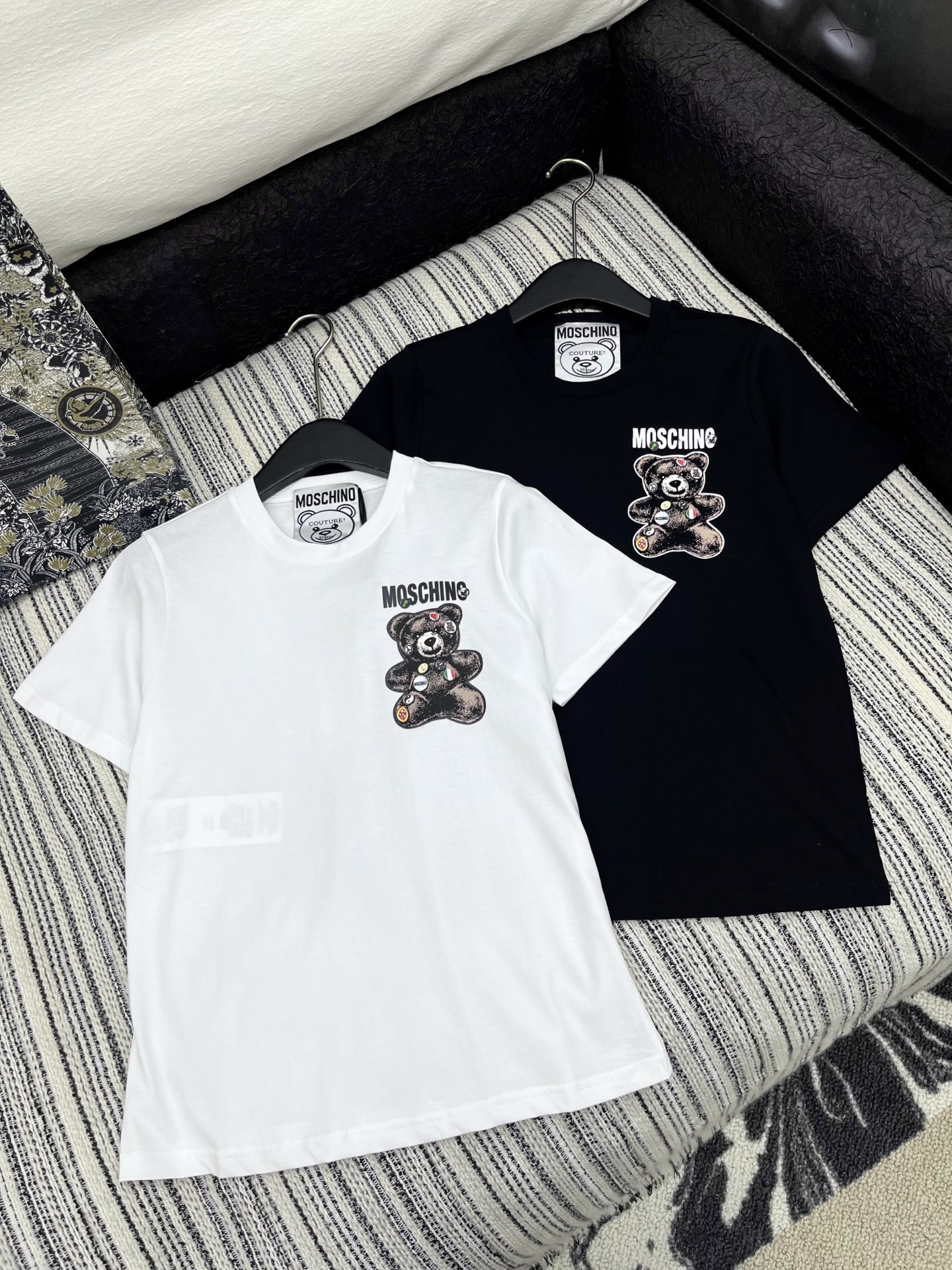 🛒𝐍𝐄𝐖 · 𝟐𝟎𝟐5/爆款现货

原单品质  Mos*｜2025春夏新品圆领短袖𝑇𝑒𝑒
定制YB棉材质