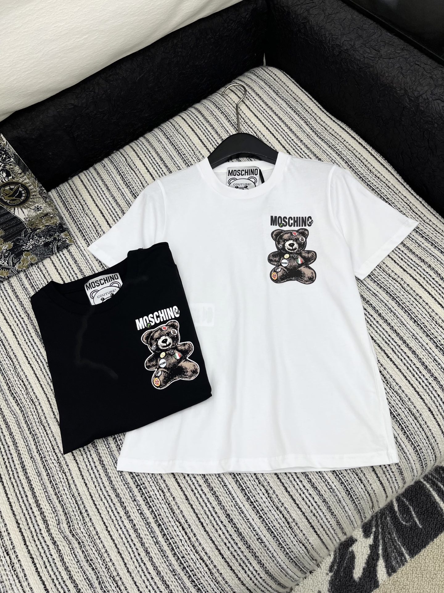 🛒𝐍𝐄𝐖 · 𝟐𝟎𝟐5/爆款现货

原单品质  Mos*｜2025春夏新品圆领短袖𝑇𝑒𝑒
定制YB棉材质