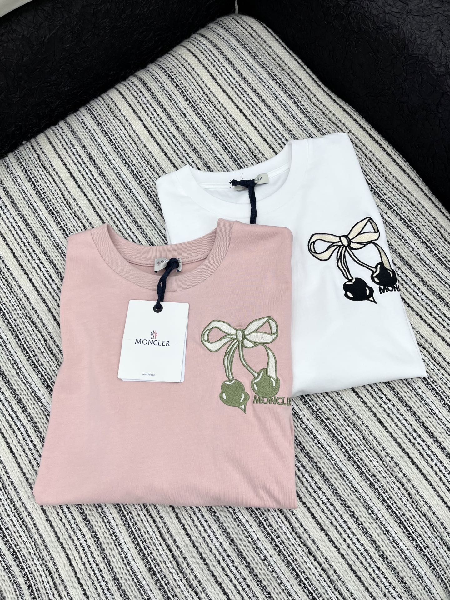 🛒𝐍𝐄𝐖 · 𝟐𝟎𝟐5/爆款现货

原单品质 Mon*｜25新品圆领樱桃刺绣短袖T恤
精致常规版型上身显