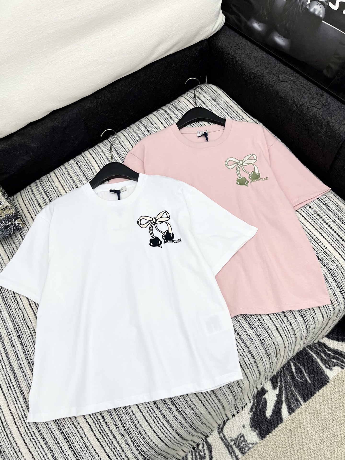 🛒𝐍𝐄𝐖 · 𝟐𝟎𝟐5/爆款现货

原单品质 Mon*｜25新品圆领樱桃刺绣短袖T恤
精致常规版型上身显