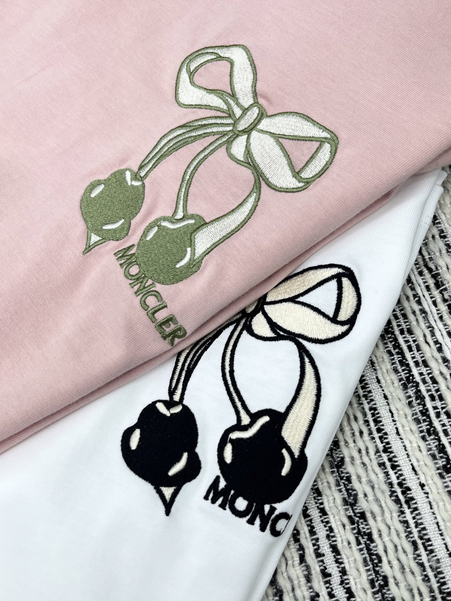 🛒𝐍𝐄𝐖 · 𝟐𝟎𝟐5/爆款现货

原单品质 Mon*｜25新品圆领樱桃刺绣短袖T恤
精致常规版型上身显
