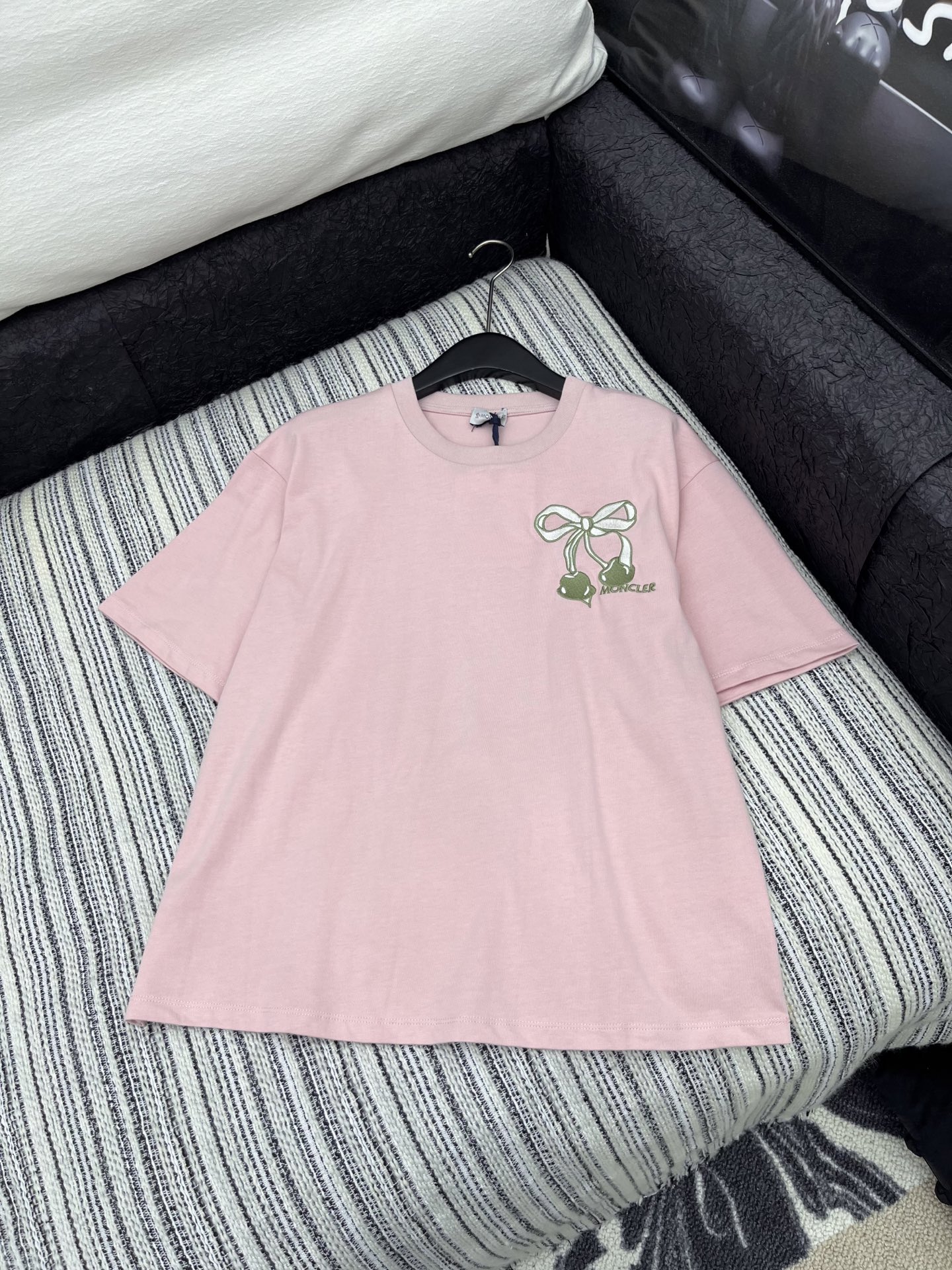 🛒𝐍𝐄𝐖 · 𝟐𝟎𝟐5/爆款现货

原单品质 Mon*｜25新品圆领樱桃刺绣短袖T恤
精致常规版型上身显