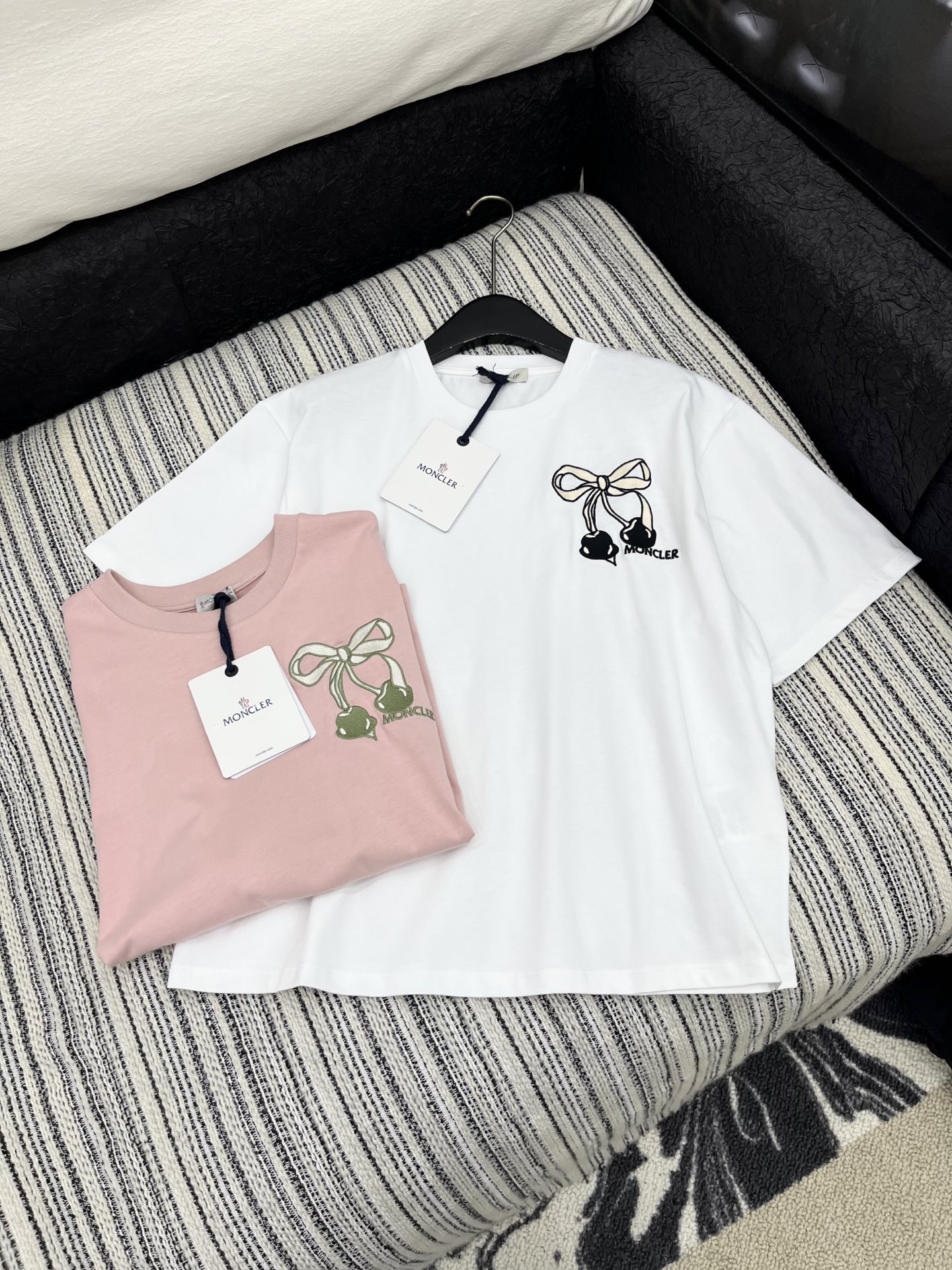 🛒𝐍𝐄𝐖 · 𝟐𝟎𝟐5/爆款现货

原单品质 Mon*｜25新品圆领樱桃刺绣短袖T恤
精致常规版型上身显