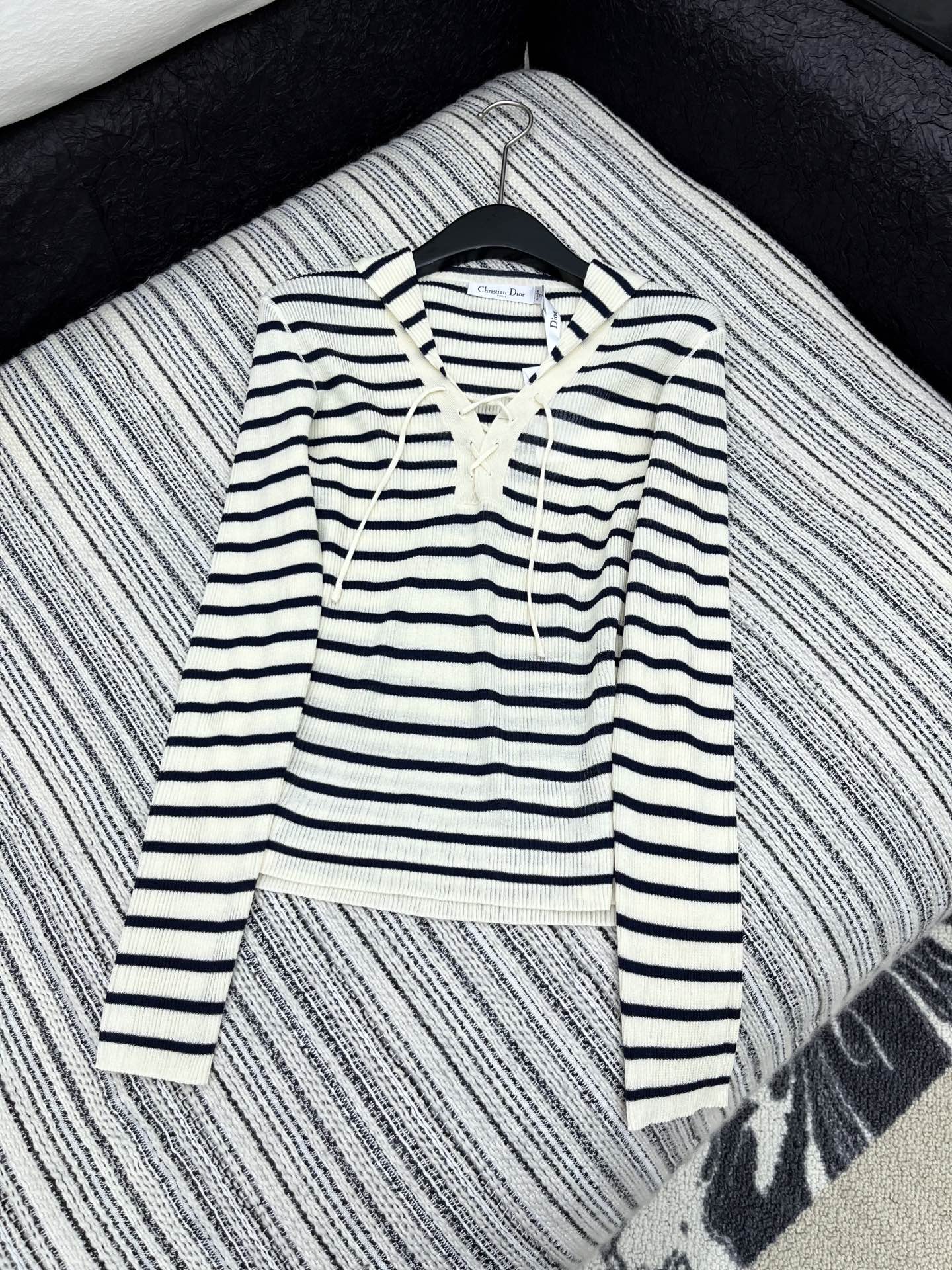 🛒𝐍𝐄𝐖 · 𝟐𝟎𝟐5/爆款现货

原单品质 Dio*｜25FW 秋冬海军风条纹长袖针织衫
订制抽绳绑带