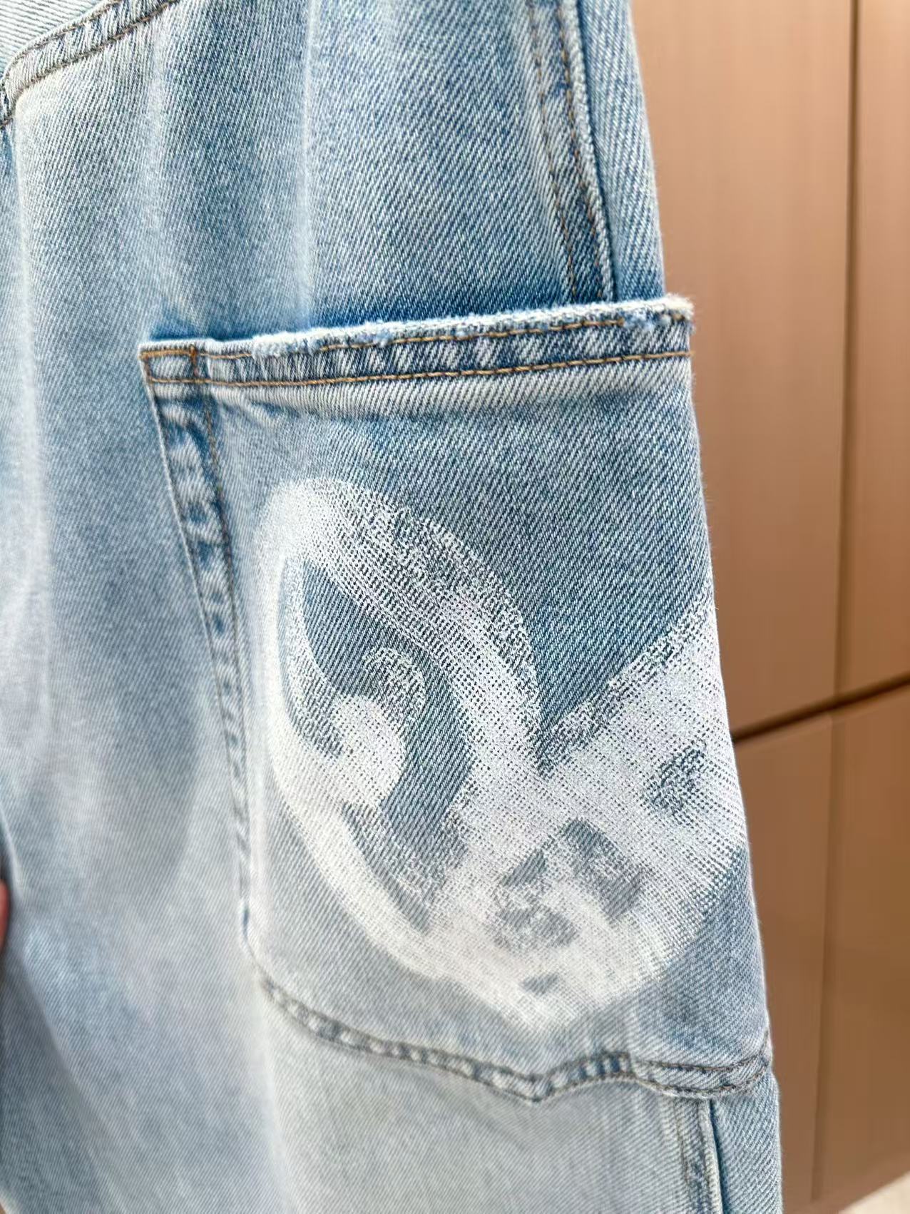 🛒𝐍𝐄𝐖 · 𝟐𝟎𝟐5/爆款现货

原单品质  设计师*｜女神同款镰刀工装式涂鸦牛仔裤 
这款牛仔裤选用