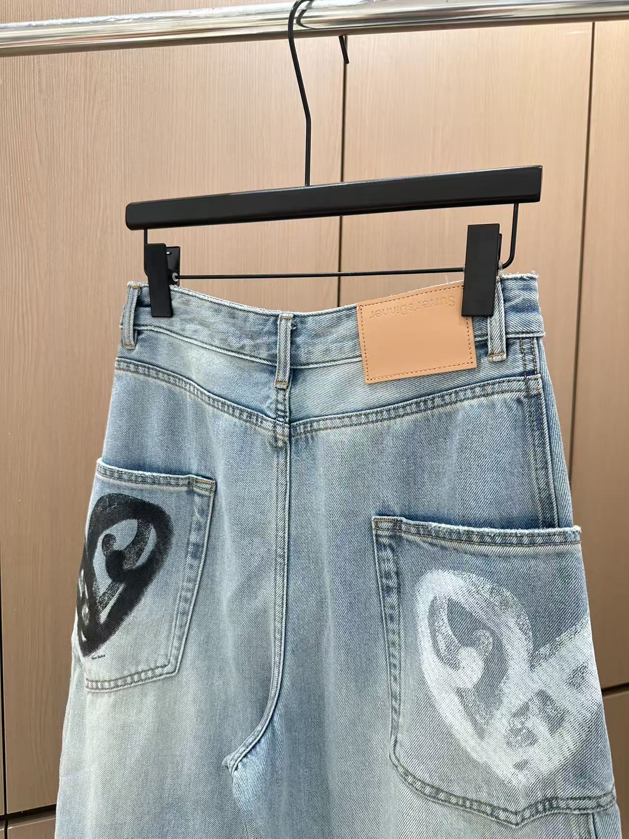 🛒𝐍𝐄𝐖 · 𝟐𝟎𝟐5/爆款现货

原单品质  设计师*｜女神同款镰刀工装式涂鸦牛仔裤 
这款牛仔裤选用