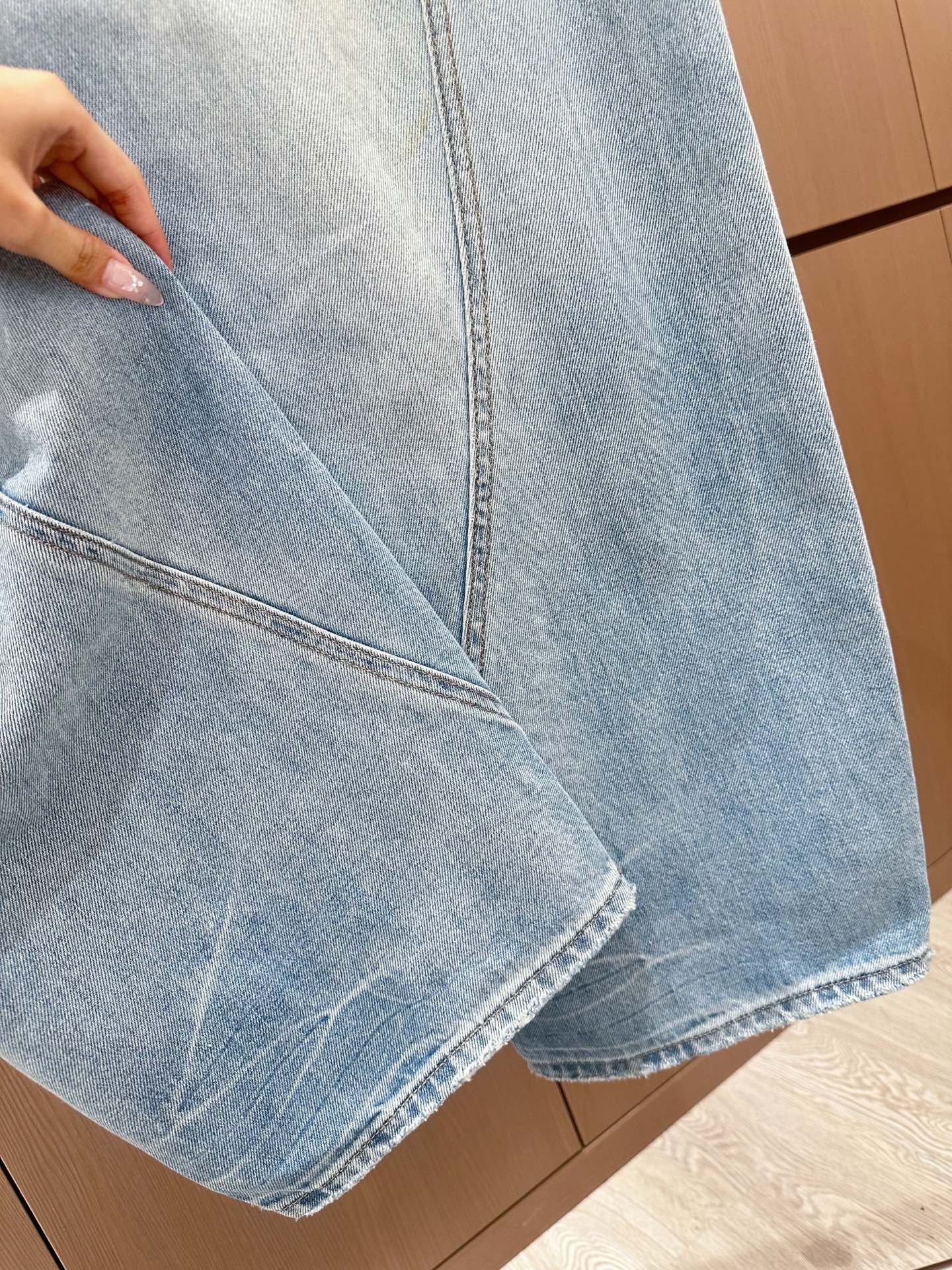 🛒𝐍𝐄𝐖 · 𝟐𝟎𝟐5/爆款现货

原单品质  设计师*｜女神同款镰刀工装式涂鸦牛仔裤 
这款牛仔裤选用