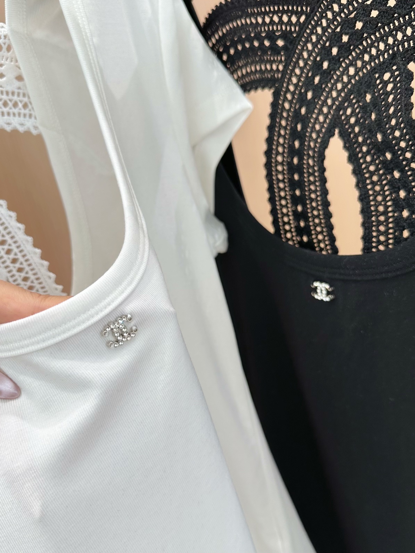 🛒𝐍𝐄𝐖 · 𝟐𝟎𝟐5/爆款现货

原单品质  设计师｜2025新款天丝短袖T
云感舒适的高弹力系列！
