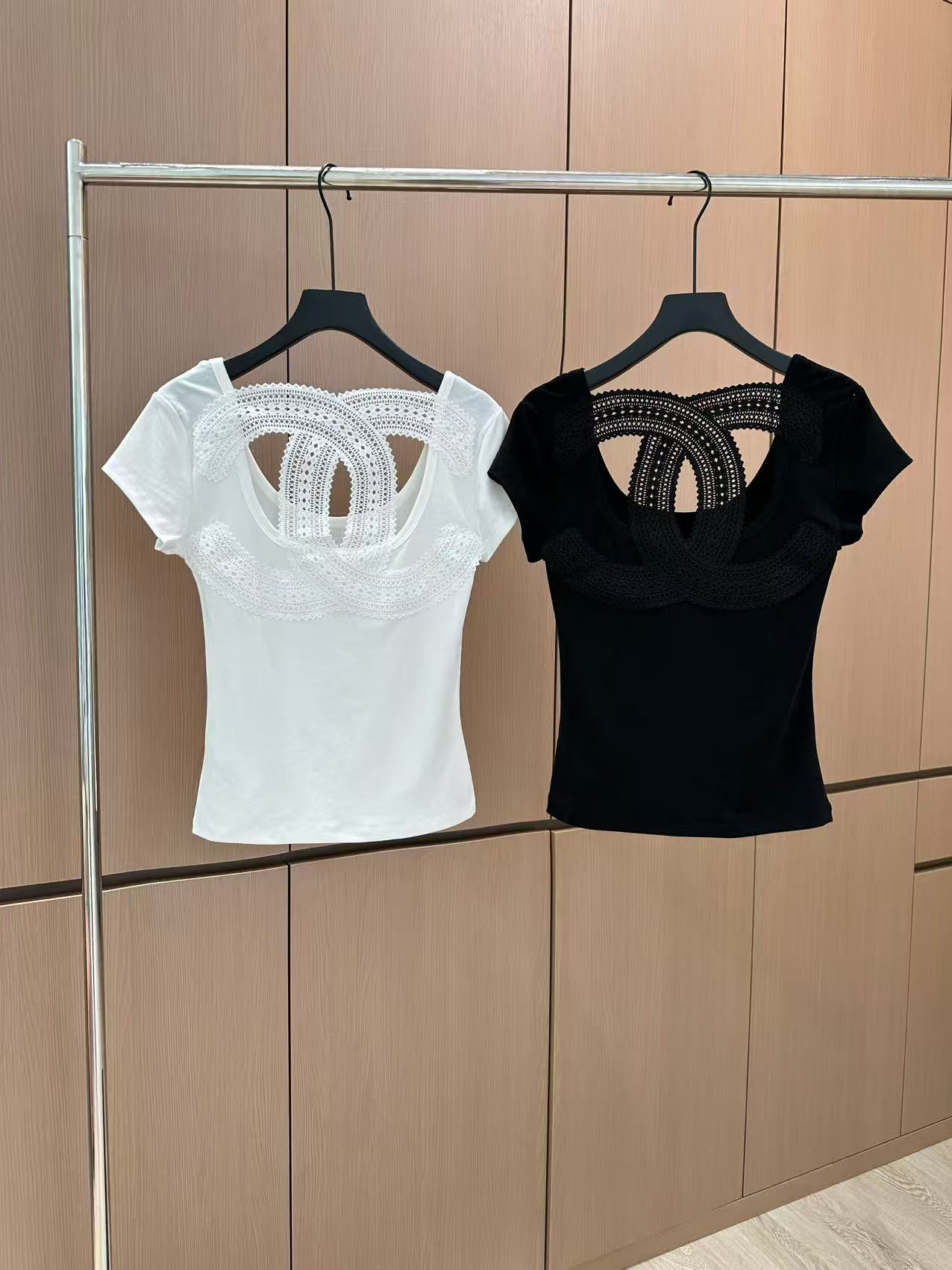 🛒𝐍𝐄𝐖 · 𝟐𝟎𝟐5/爆款现货

原单品质  设计师｜2025新款天丝短袖T
云感舒适的高弹力系列！
