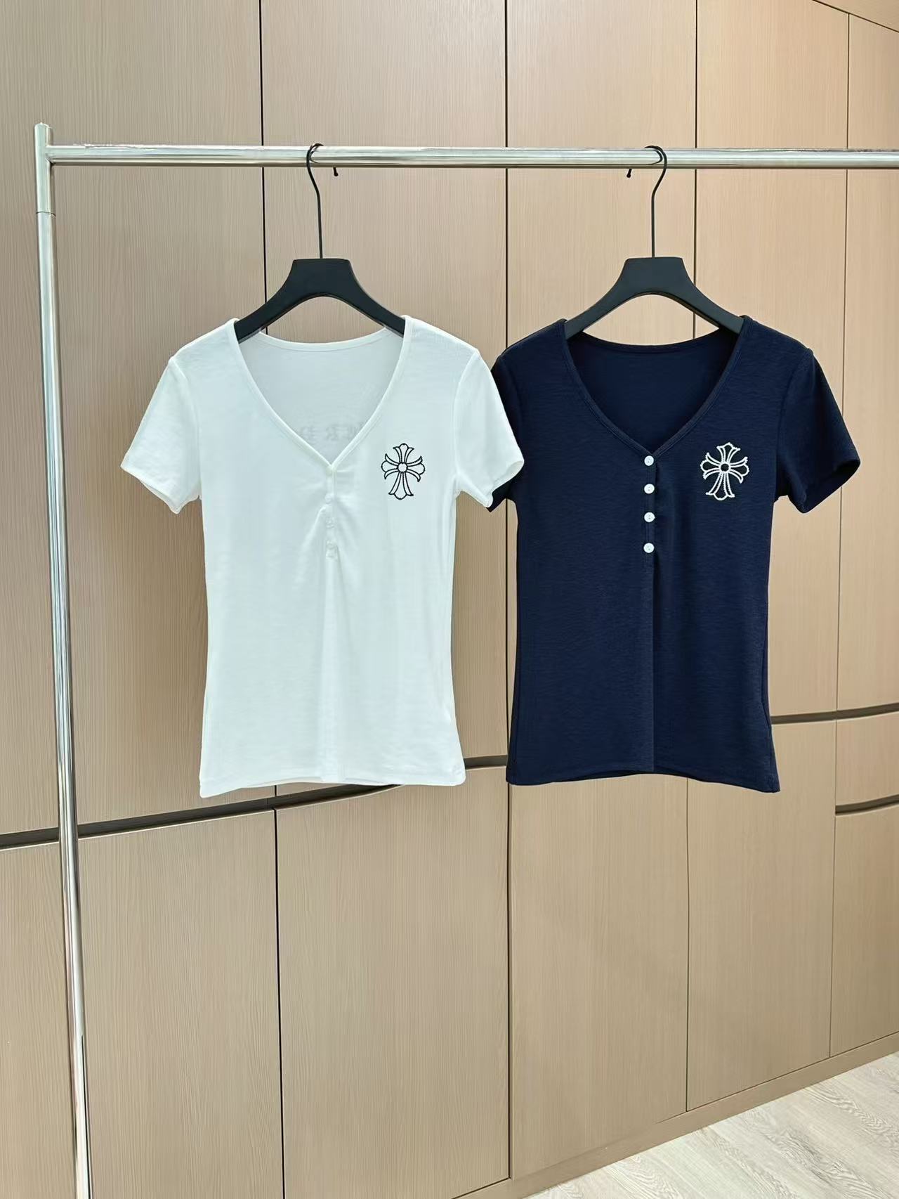 🛒𝐍𝐄𝐖 · 𝟐𝟎𝟐5/爆款现货

原单品质  设计师*｜25新品印花短袖T恤
精致V领版型上身巨显瘦！