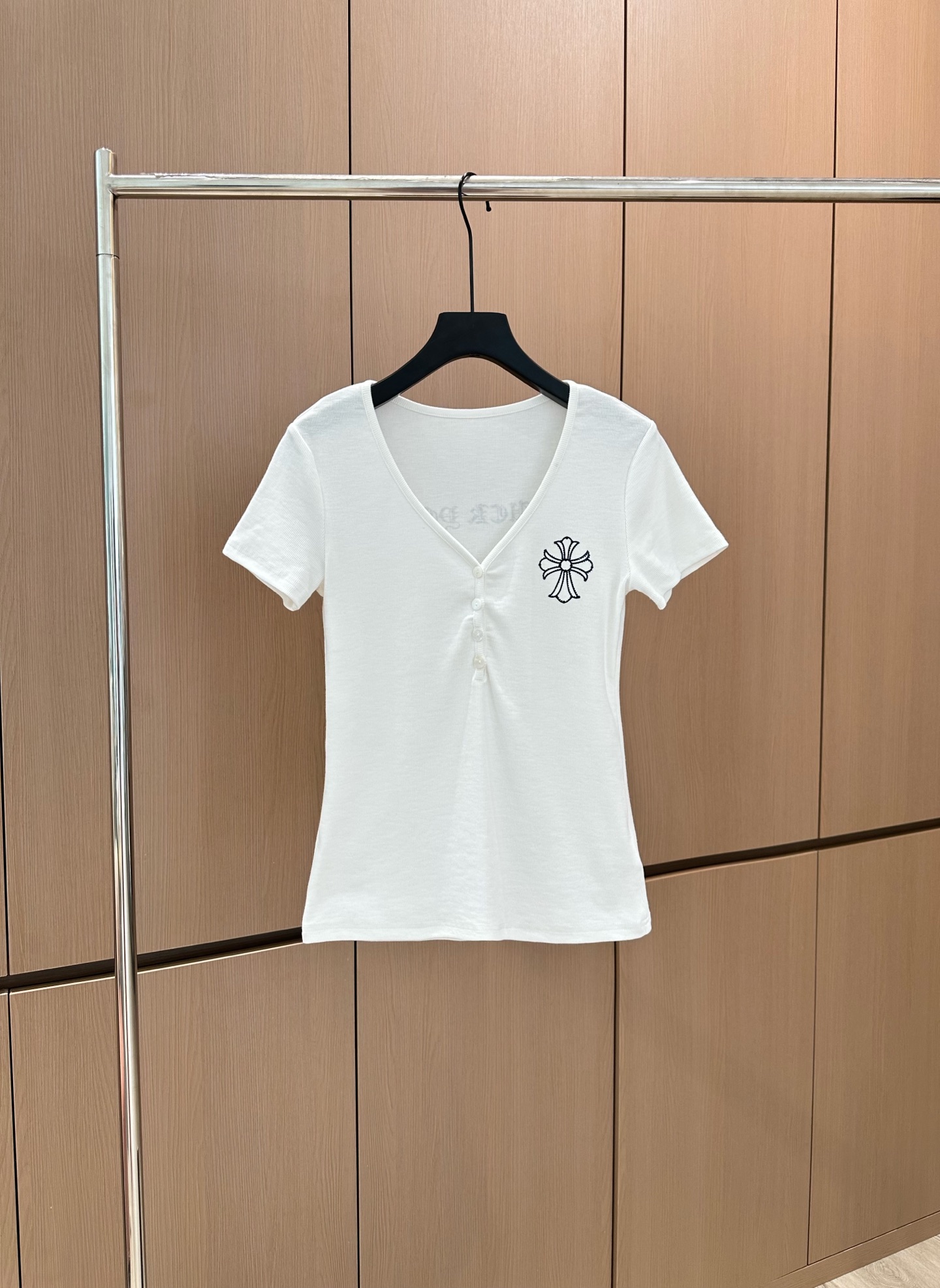 🛒𝐍𝐄𝐖 · 𝟐𝟎𝟐5/爆款现货

原单品质  设计师*｜25新品印花短袖T恤
精致V领版型上身巨显瘦！
