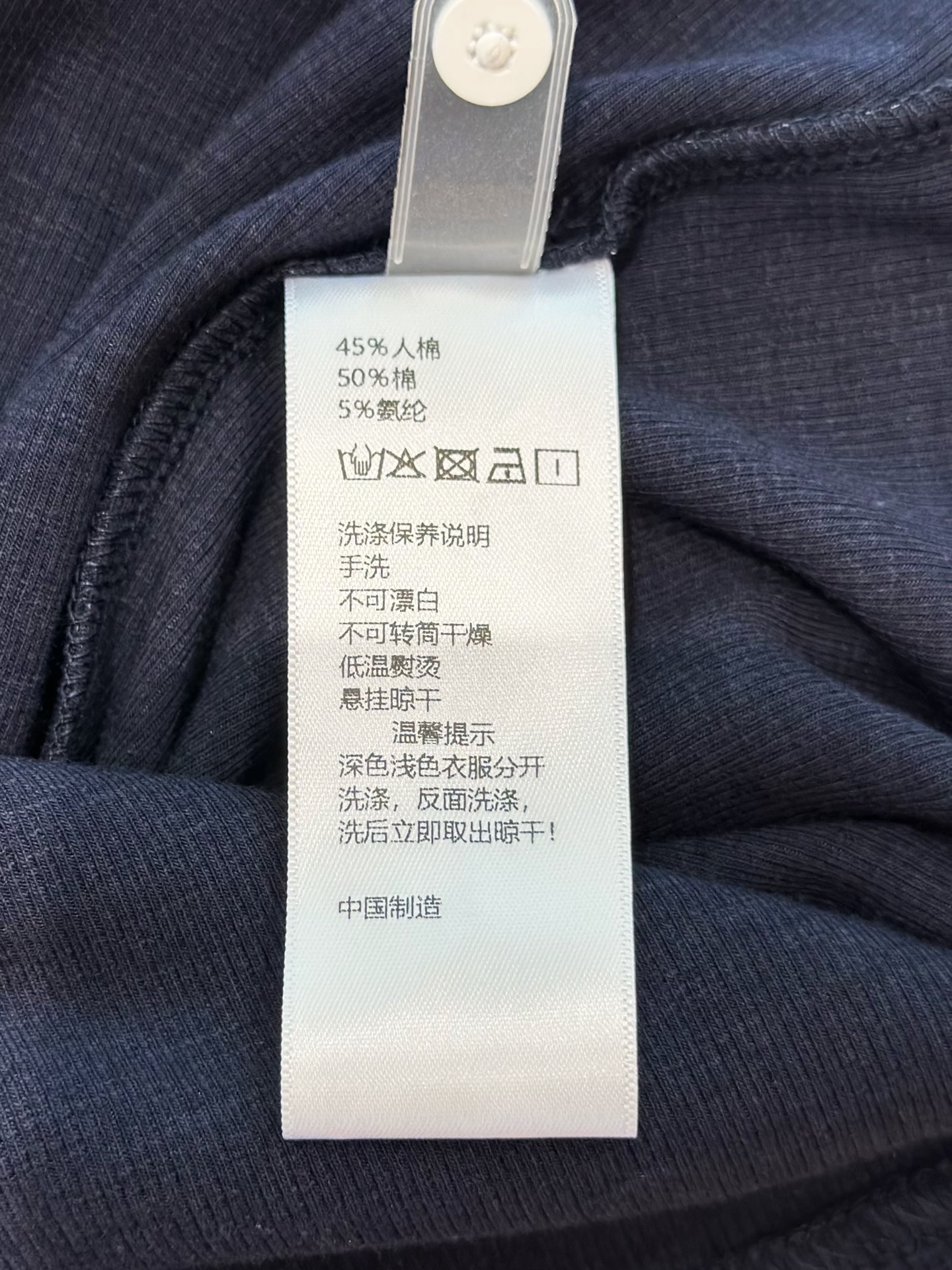 🛒𝐍𝐄𝐖 · 𝟐𝟎𝟐5/爆款现货

原单品质  设计师*｜25新品印花短袖T恤
精致V领版型上身巨显瘦！