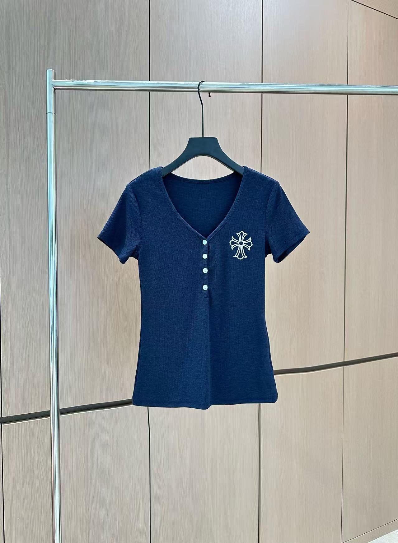 🛒𝐍𝐄𝐖 · 𝟐𝟎𝟐5/爆款现货

原单品质  设计师*｜25新品印花短袖T恤
精致V领版型上身巨显瘦！