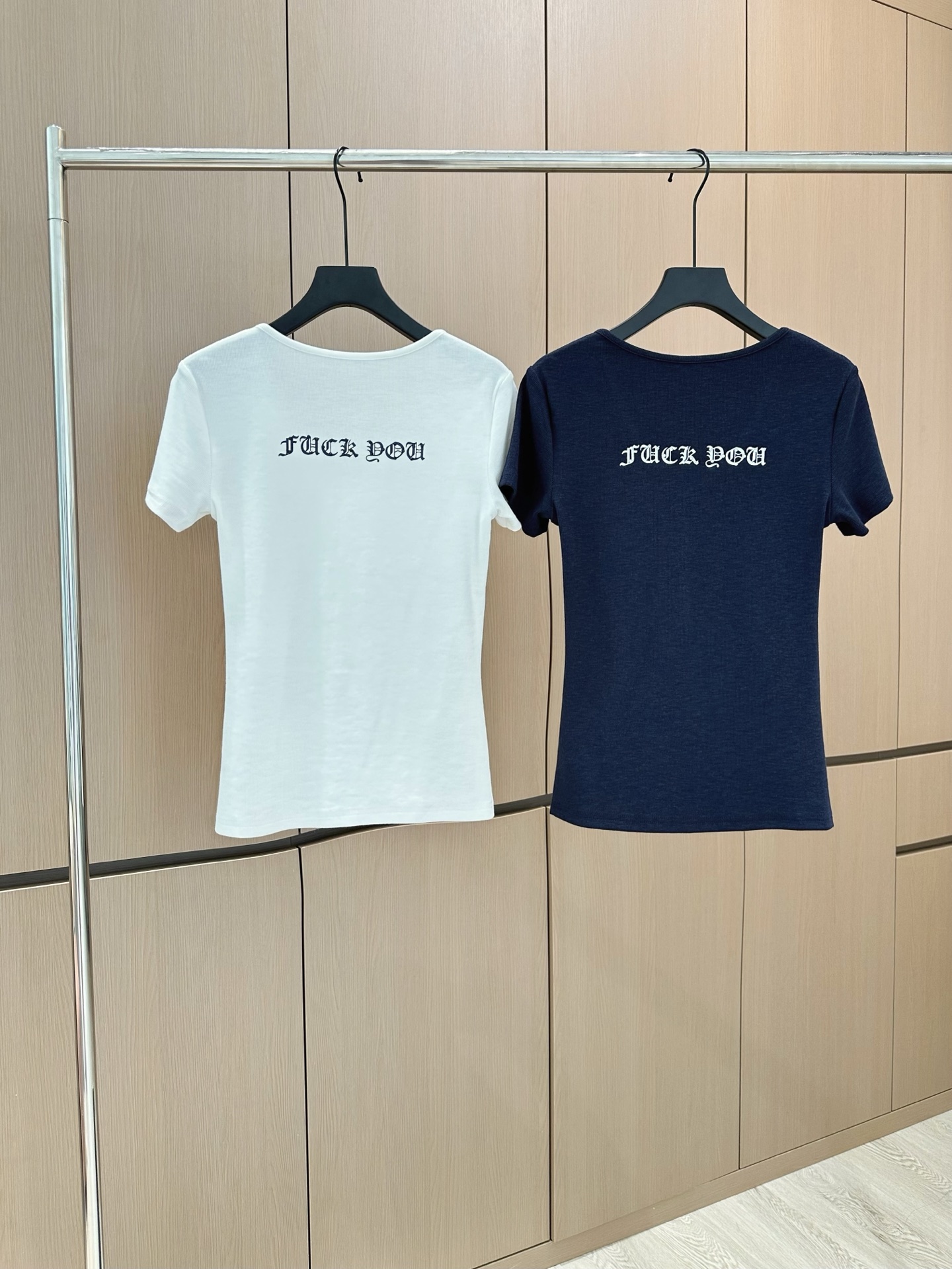 🛒𝐍𝐄𝐖 · 𝟐𝟎𝟐5/爆款现货

原单品质  设计师*｜25新品印花短袖T恤
精致V领版型上身巨显瘦！