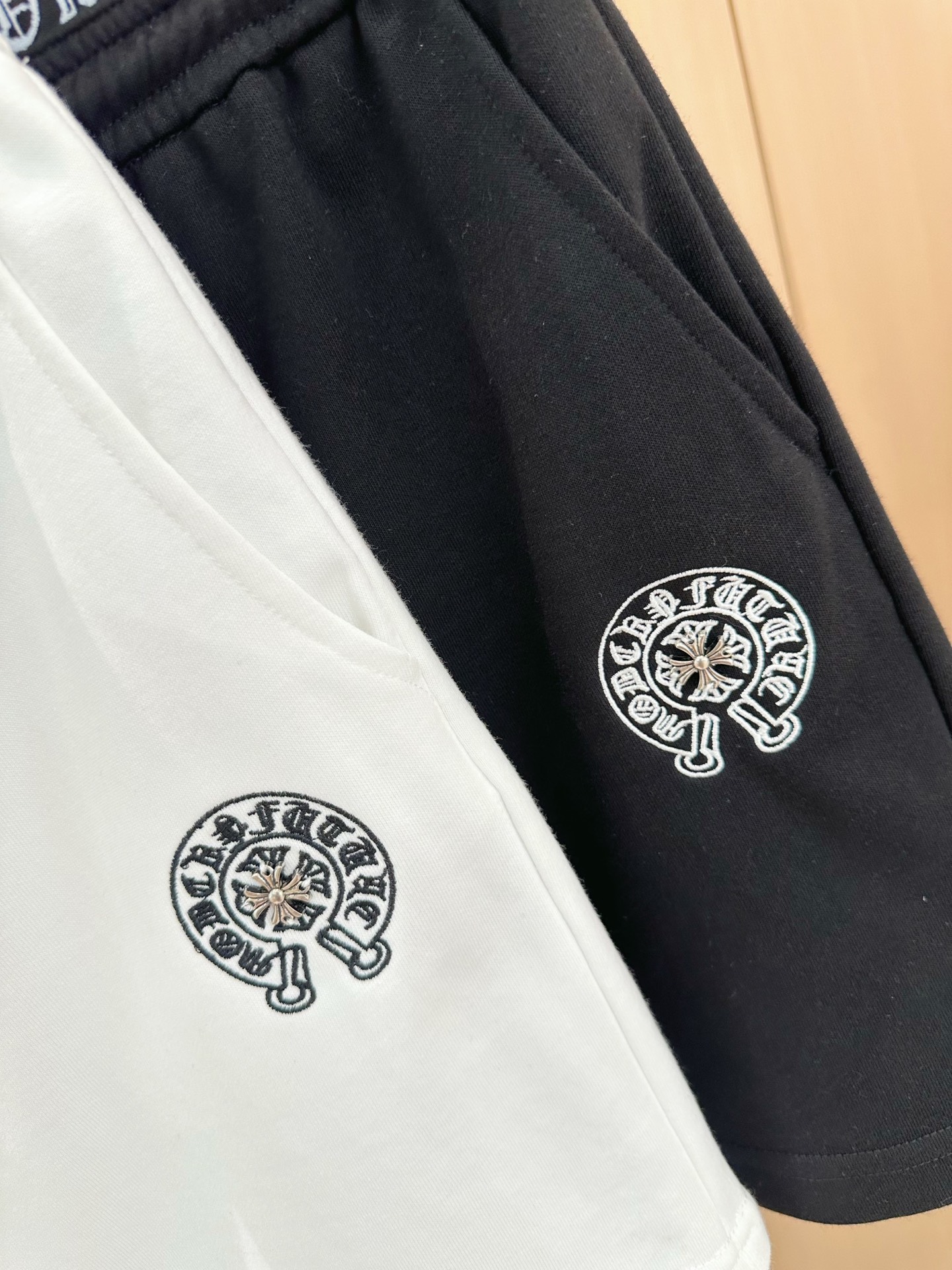 🛒𝐍𝐄𝐖 · 𝟐𝟎𝟐5/爆款现货

原单高品质  设计师*｜25新款双腰头印花抽绳短裤
颜色百搭高级  