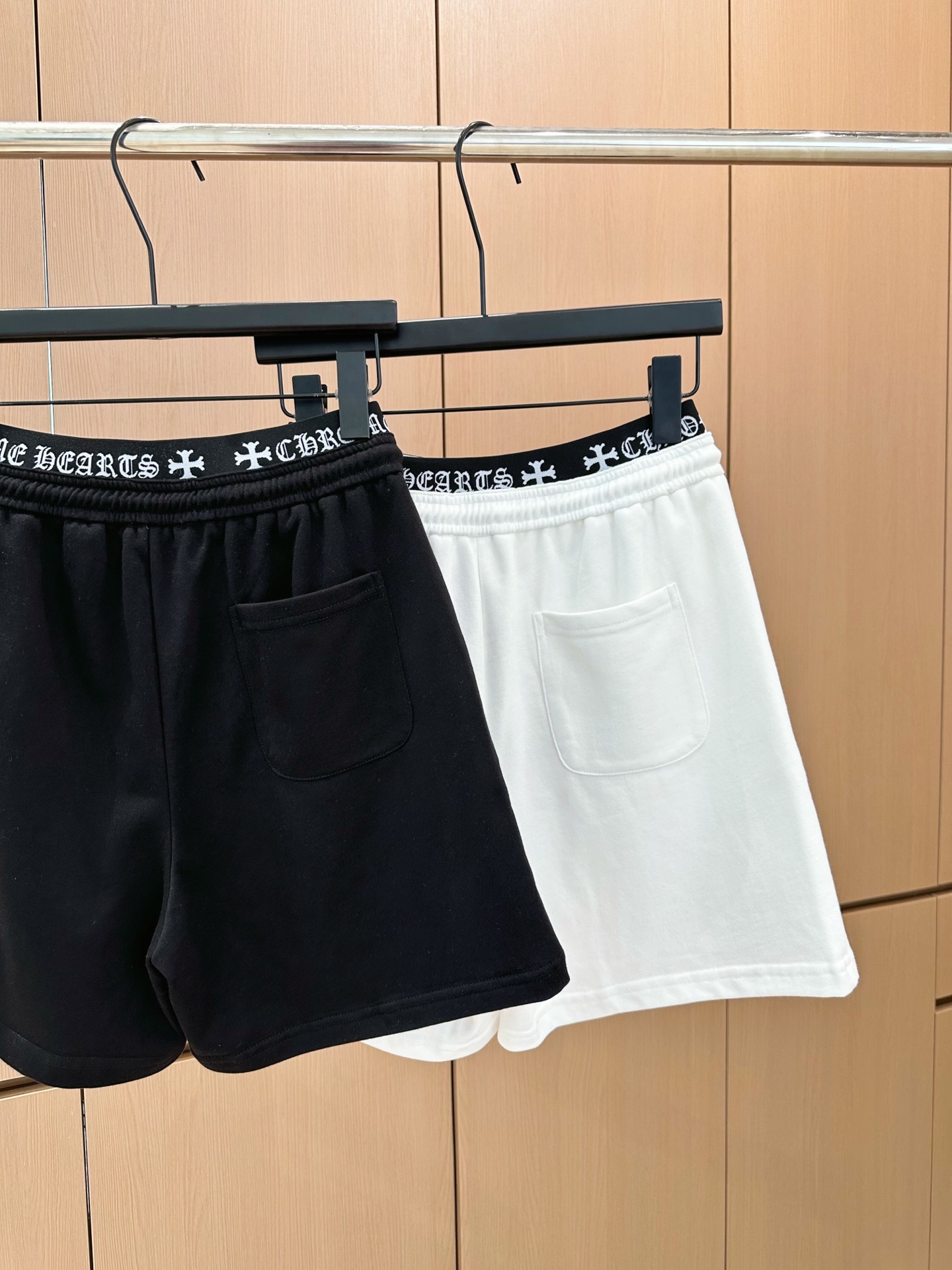 🛒𝐍𝐄𝐖 · 𝟐𝟎𝟐5/爆款现货

原单高品质  设计师*｜25新款双腰头印花抽绳短裤
颜色百搭高级  