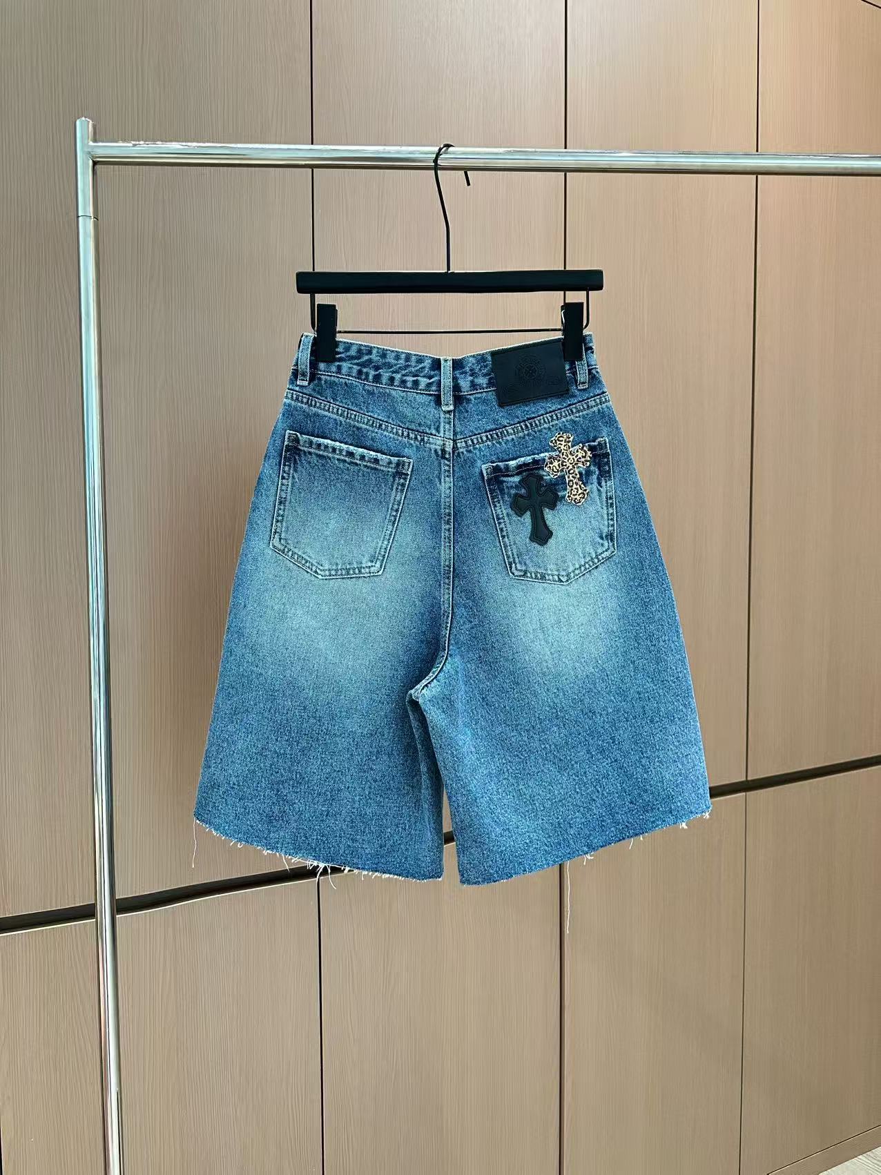 🛒𝐍𝐄𝐖 · 𝟐𝟎𝟐5/爆款现货

原单品质  设计师*｜经典贴布五分牛仔裤
夏天必须得安排一条中裤，休