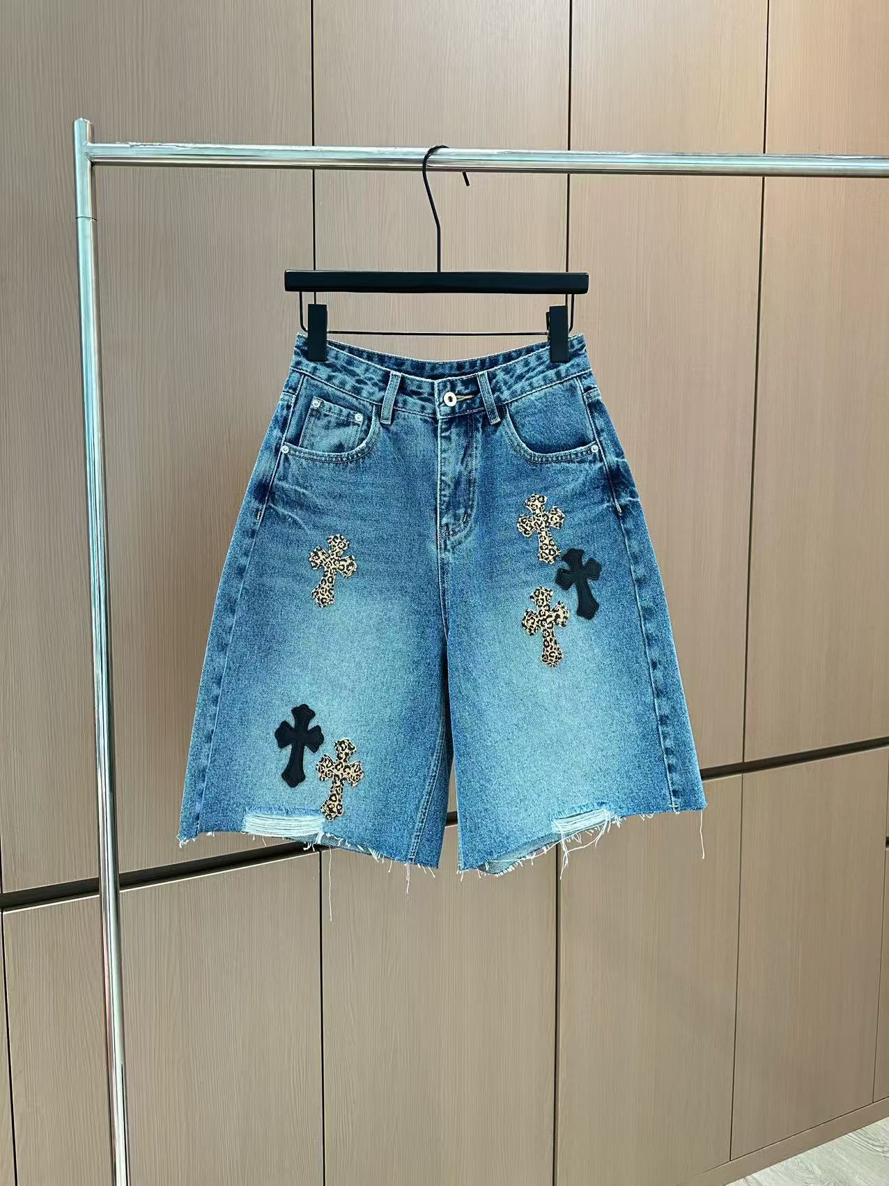 🛒𝐍𝐄𝐖 · 𝟐𝟎𝟐5/爆款现货

原单品质  设计师*｜经典贴布五分牛仔裤
夏天必须得安排一条中裤，休