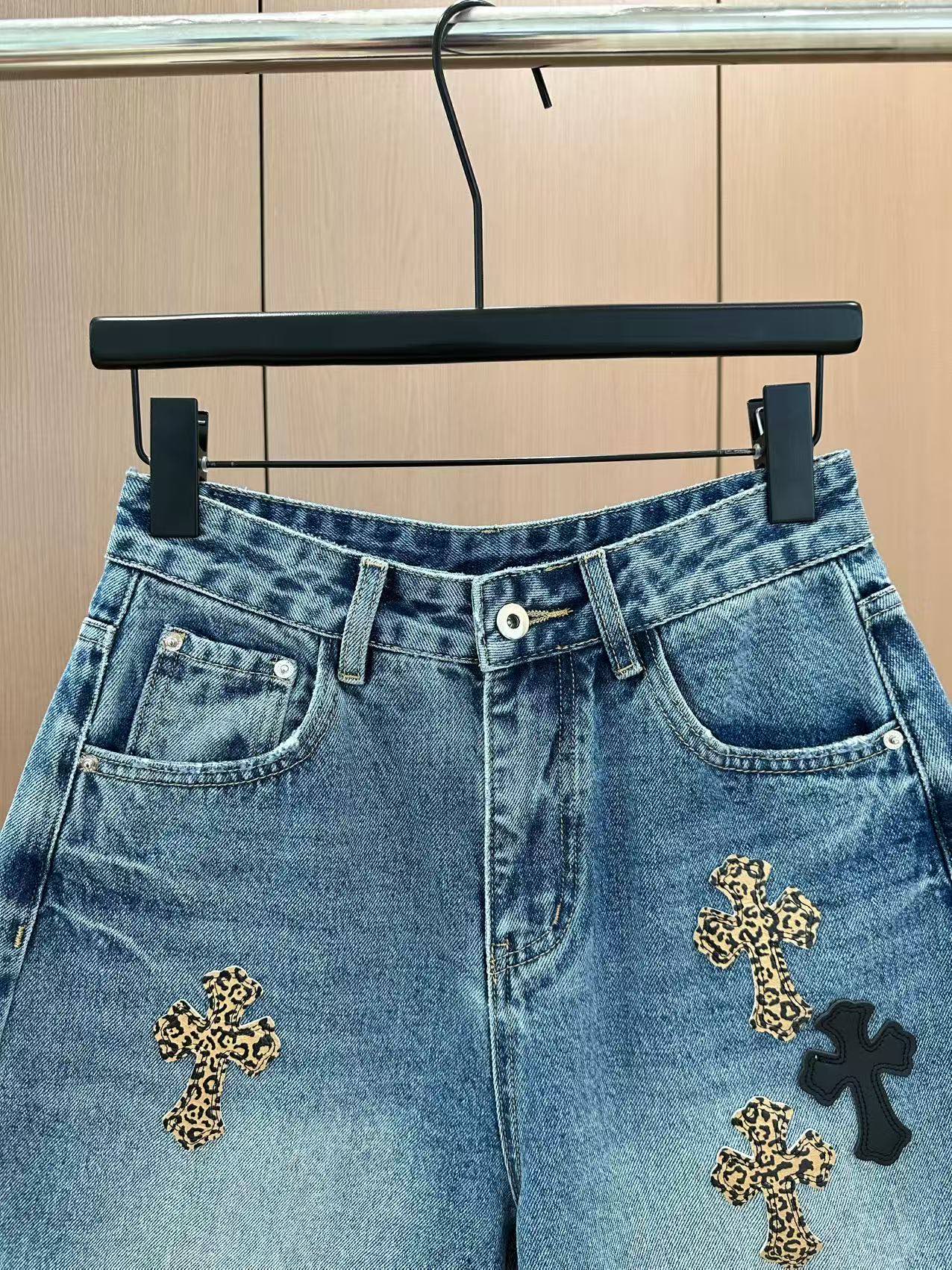 🛒𝐍𝐄𝐖 · 𝟐𝟎𝟐5/爆款现货

原单品质  设计师*｜经典贴布五分牛仔裤
夏天必须得安排一条中裤，休