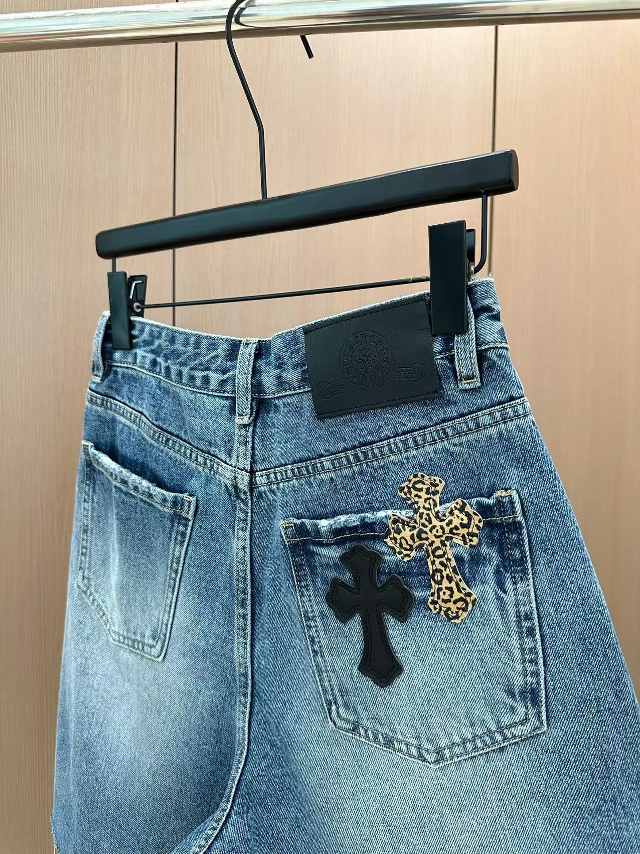 🛒𝐍𝐄𝐖 · 𝟐𝟎𝟐5/爆款现货

原单品质  设计师*｜经典贴布五分牛仔裤
夏天必须得安排一条中裤，休