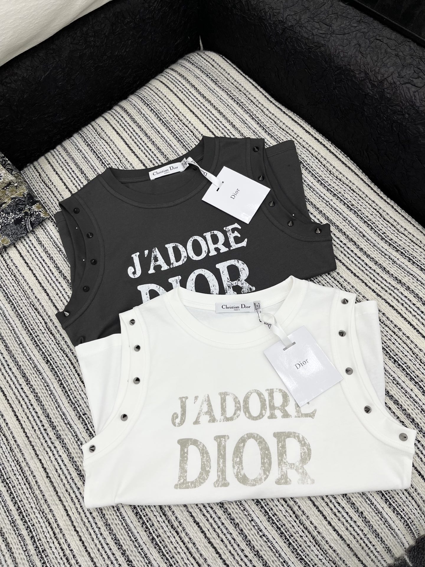 🛒𝐍𝐄𝐖 · 𝟐𝟎𝟐5/爆款现货

原单品质  Dio*｜2025新品铆钉印花背心
高订面料 定制YB全