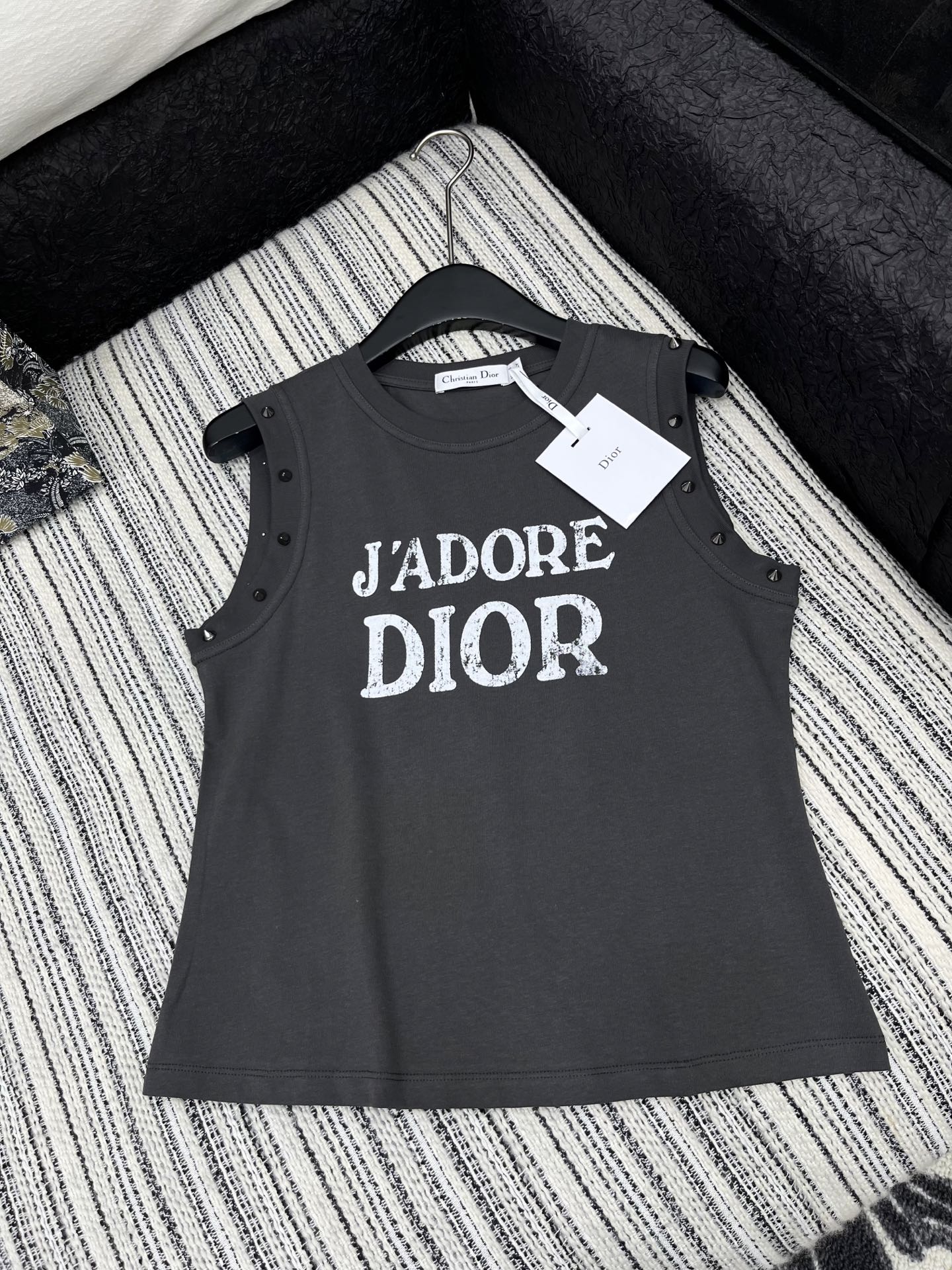 🛒𝐍𝐄𝐖 · 𝟐𝟎𝟐5/爆款现货

原单品质  Dio*｜2025新品铆钉印花背心
高订面料 定制YB全