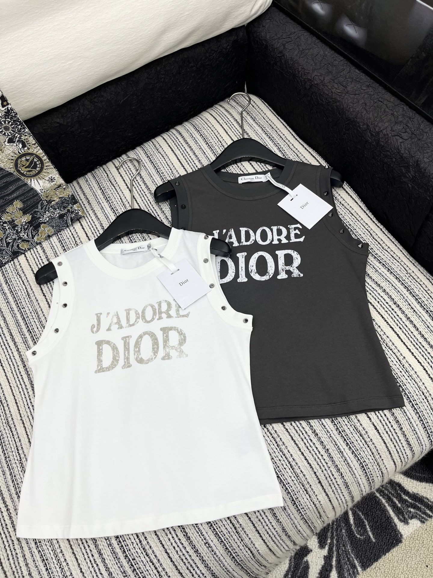🛒𝐍𝐄𝐖 · 𝟐𝟎𝟐5/爆款现货

原单品质  Dio*｜2025新品铆钉印花背心
高订面料 定制YB全