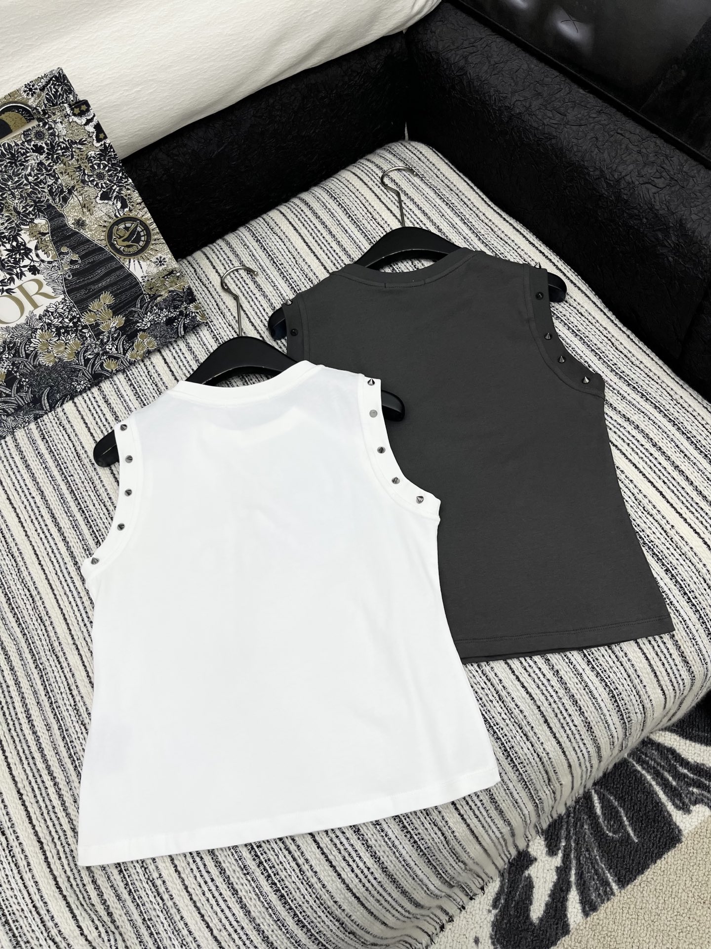 🛒𝐍𝐄𝐖 · 𝟐𝟎𝟐5/爆款现货

原单品质  Dio*｜2025新品铆钉印花背心
高订面料 定制YB全