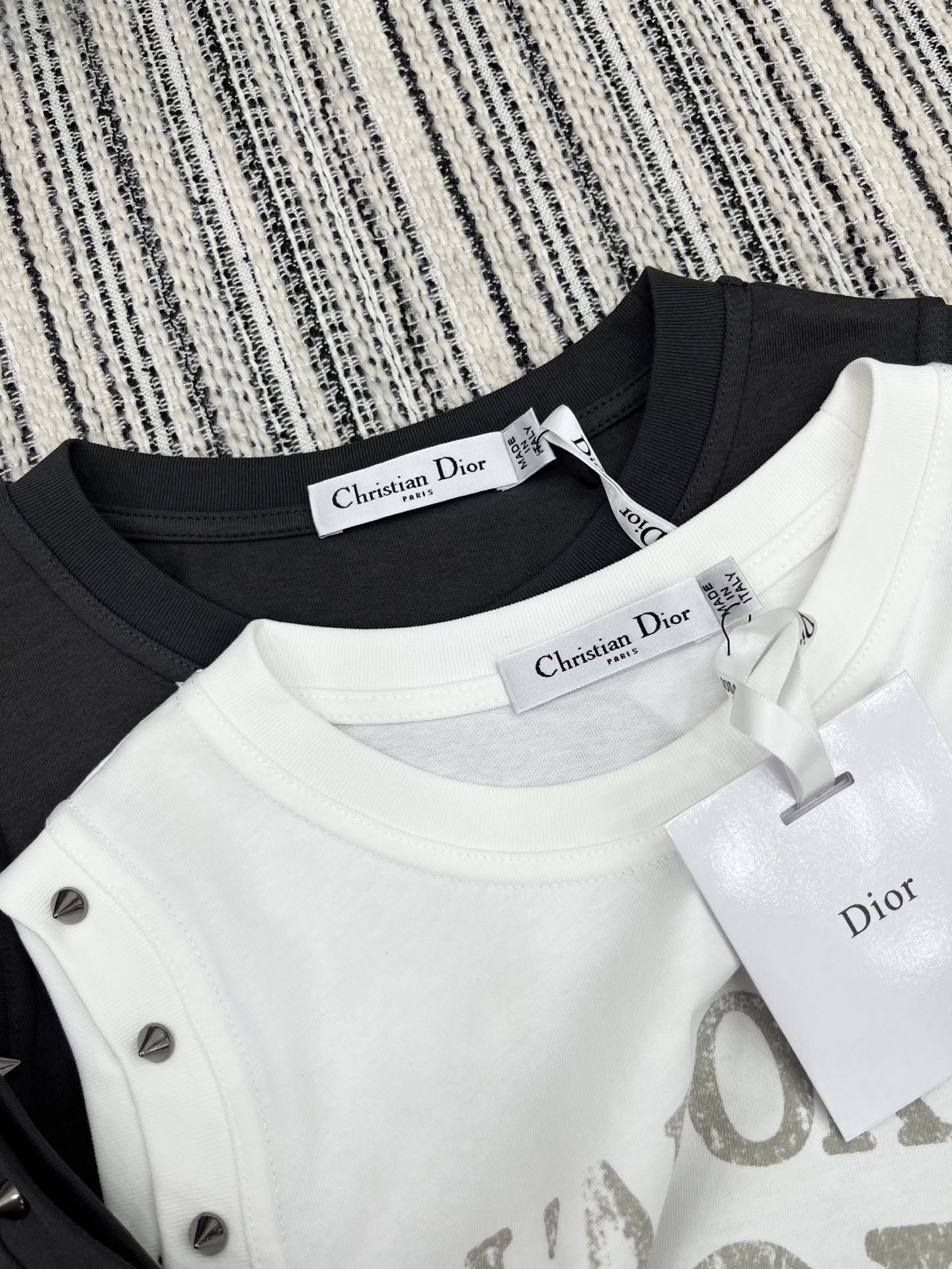🛒𝐍𝐄𝐖 · 𝟐𝟎𝟐5/爆款现货

原单品质  Dio*｜2025新品铆钉印花背心
高订面料 定制YB全