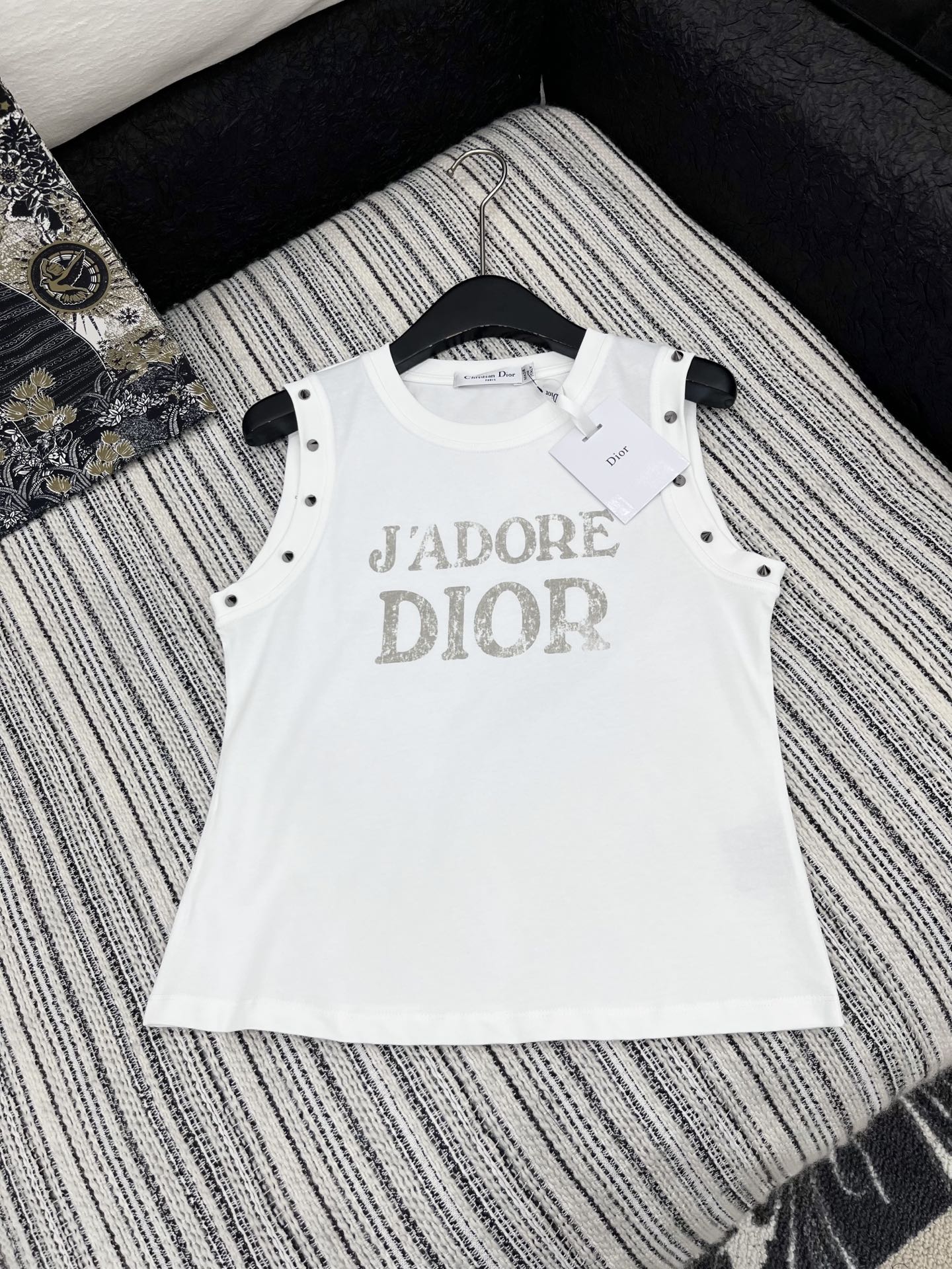 🛒𝐍𝐄𝐖 · 𝟐𝟎𝟐5/爆款现货

原单品质  Dio*｜2025新品铆钉印花背心
高订面料 定制YB全