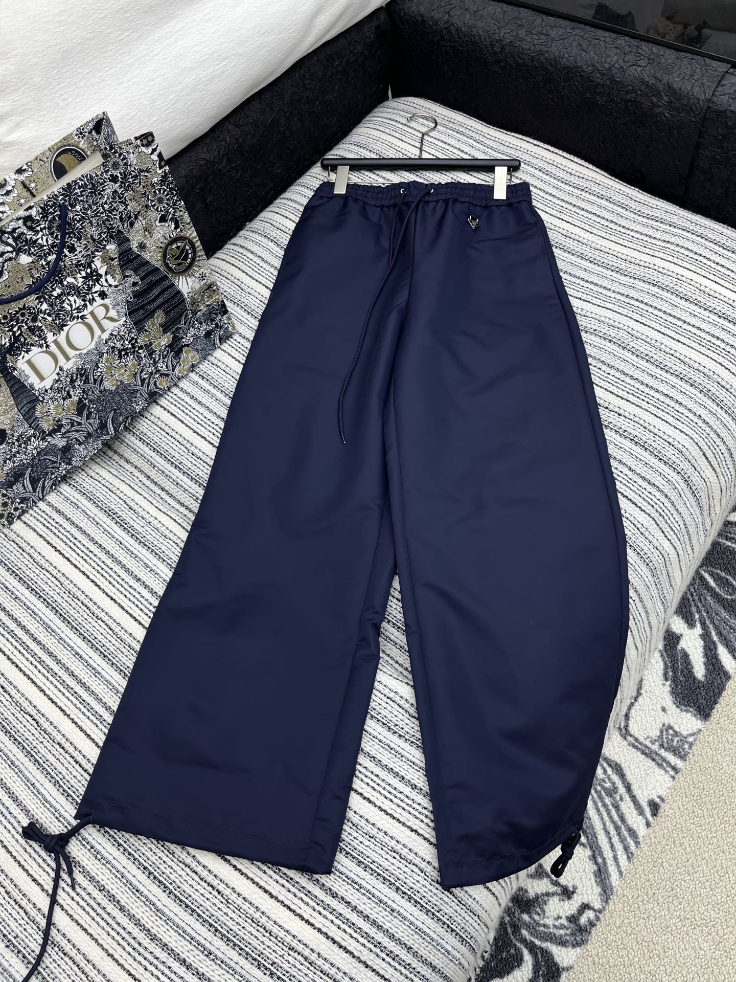 🛒𝐍𝐄𝐖 · 𝟐𝟎𝟐5/爆款

原单品质 Prad*｜ 2025新品抽绳尼龙休闲裤
定制YB进口材质 高