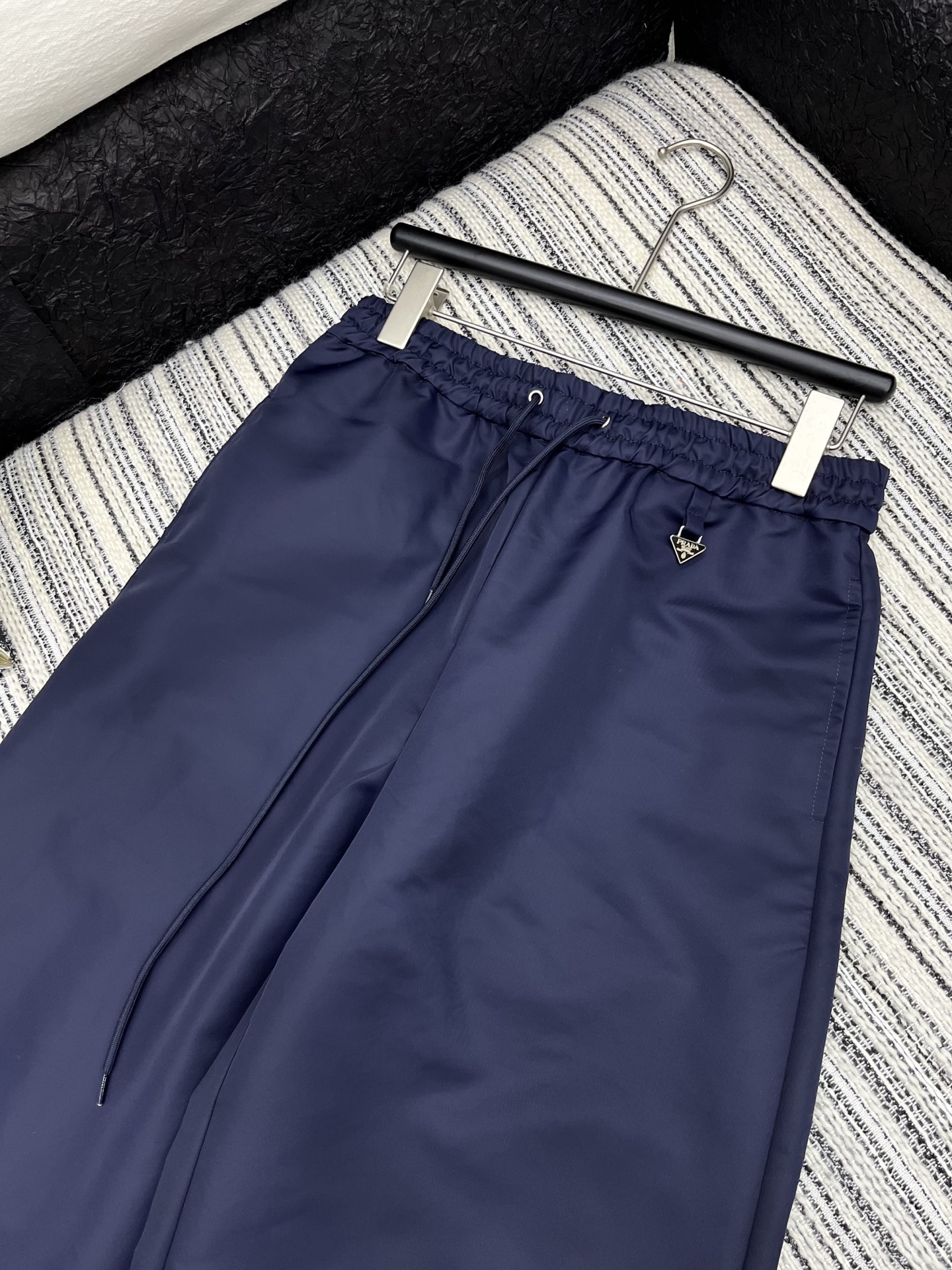 🛒𝐍𝐄𝐖 · 𝟐𝟎𝟐5/爆款

原单品质 Prad*｜ 2025新品抽绳尼龙休闲裤
定制YB进口材质 高
