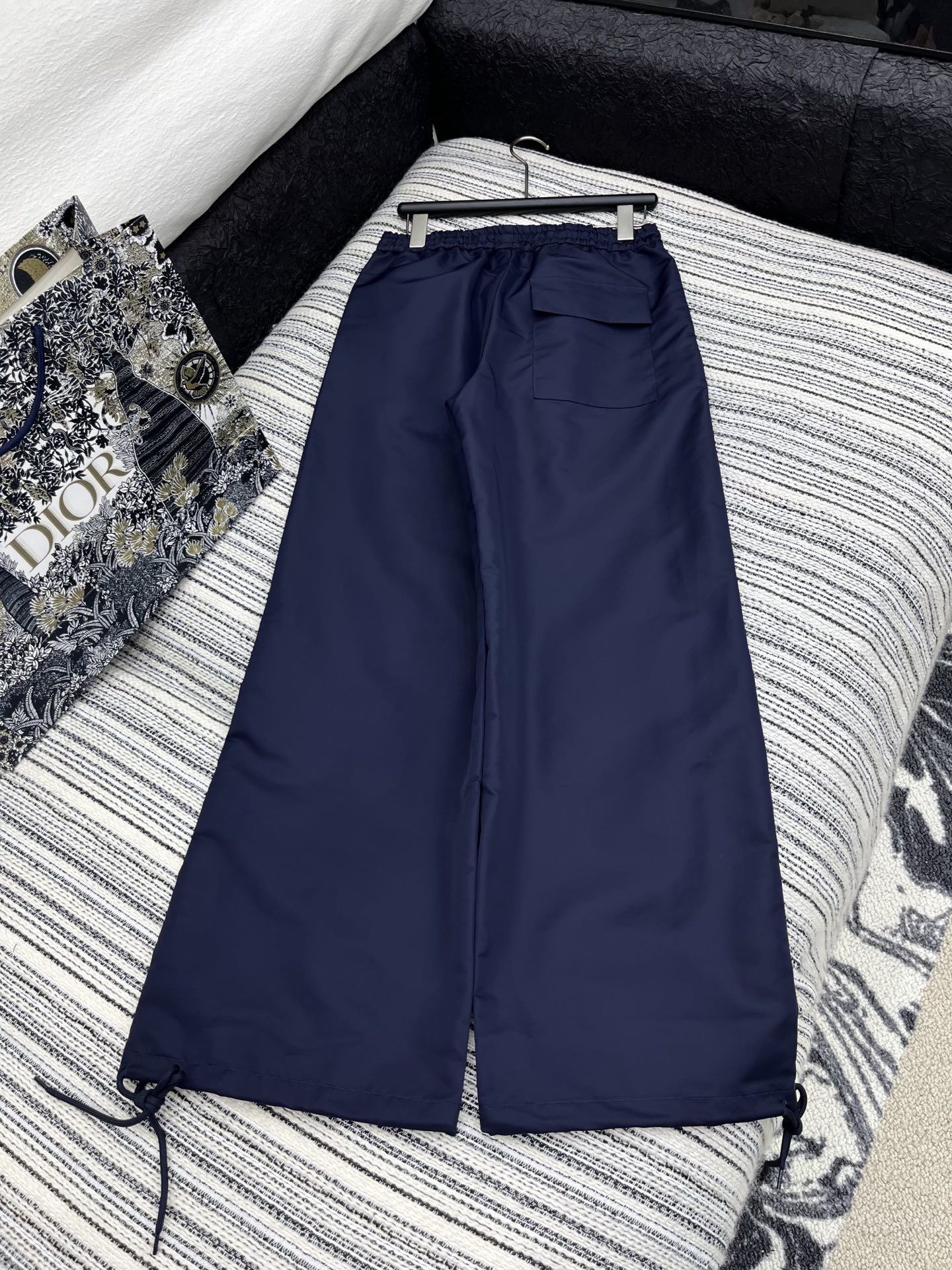 🛒𝐍𝐄𝐖 · 𝟐𝟎𝟐5/爆款

原单品质 Prad*｜ 2025新品抽绳尼龙休闲裤
定制YB进口材质 高