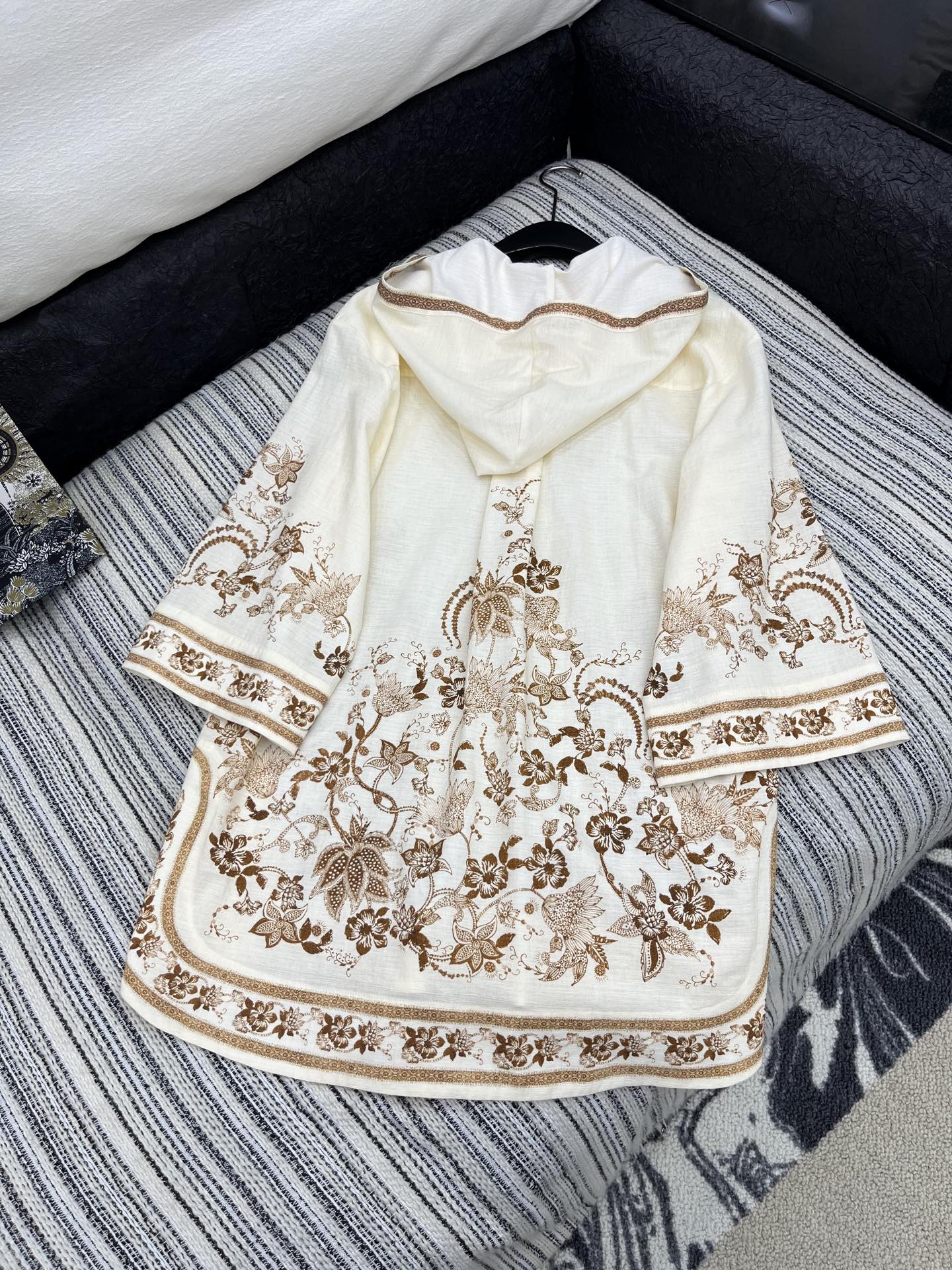 🛒𝐍𝐄𝐖 · 𝟐𝟎𝟐5/爆款现货

【原版定制】Zim*｜25印花棉麻戴帽外套
高订面料 定染色系低调奢