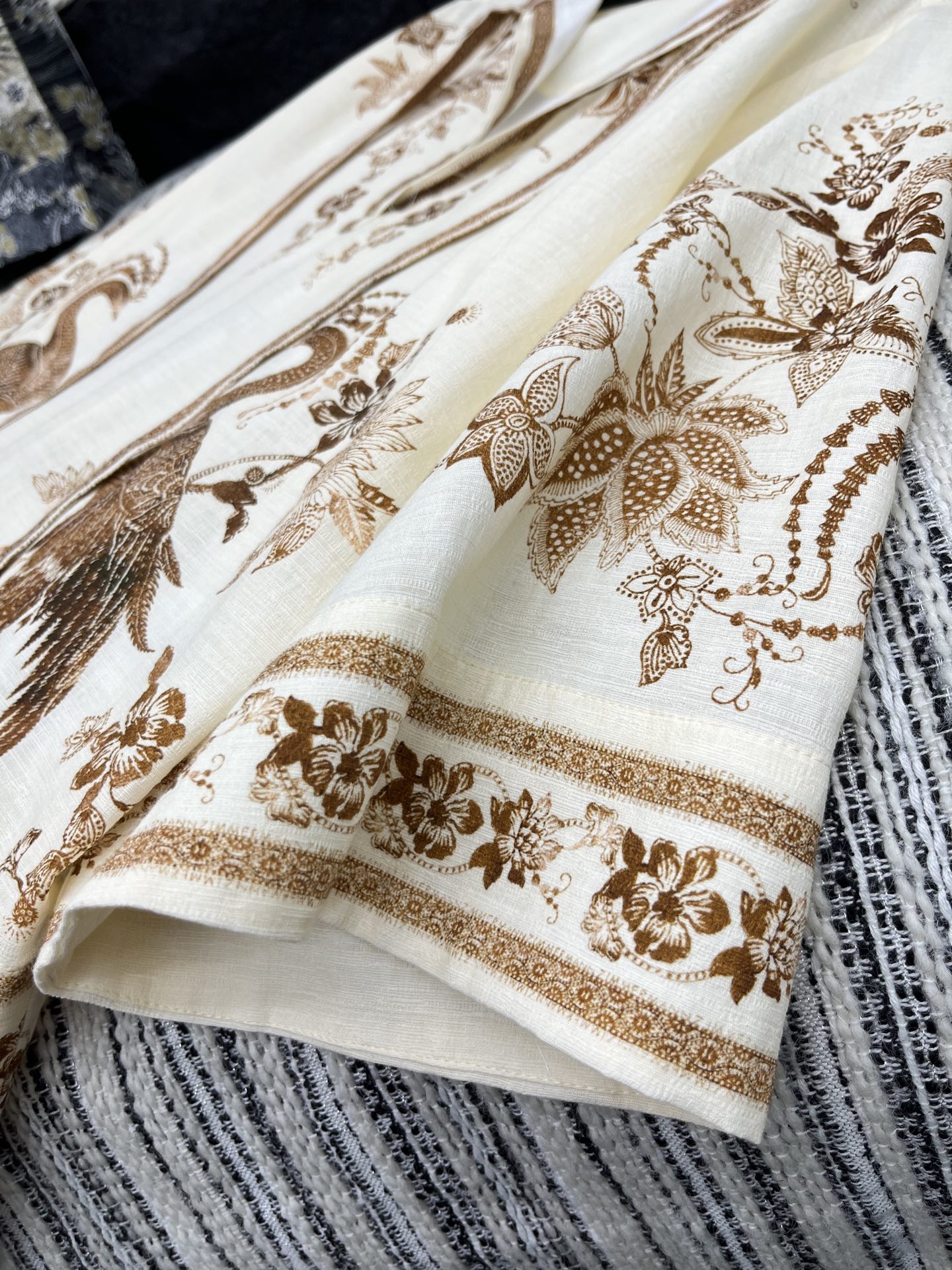 🛒𝐍𝐄𝐖 · 𝟐𝟎𝟐5/爆款现货

【原版定制】Zim*｜25印花棉麻戴帽外套
高订面料 定染色系低调奢