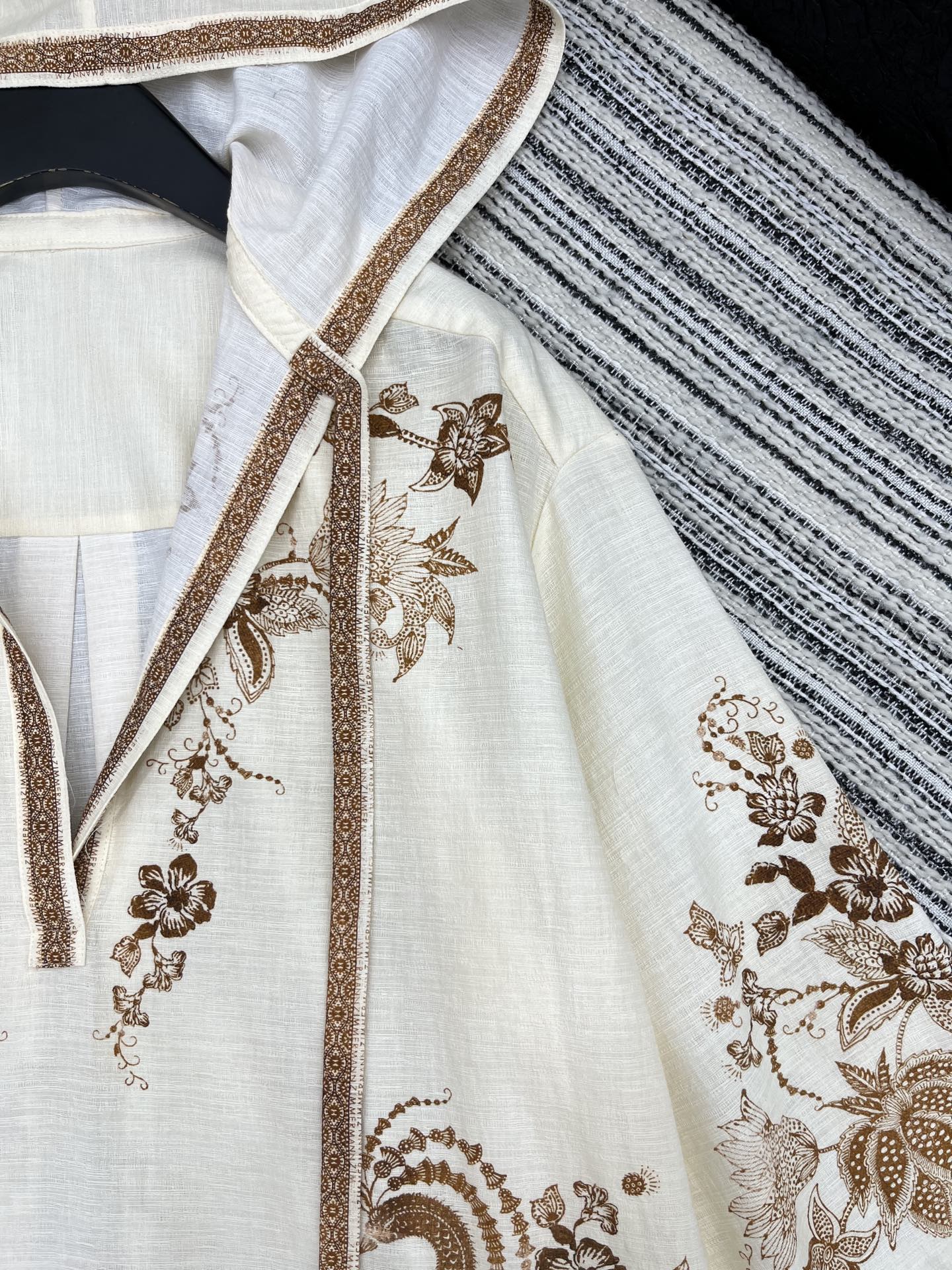 🛒𝐍𝐄𝐖 · 𝟐𝟎𝟐5/爆款现货

【原版定制】Zim*｜25印花棉麻戴帽外套
高订面料 定染色系低调奢