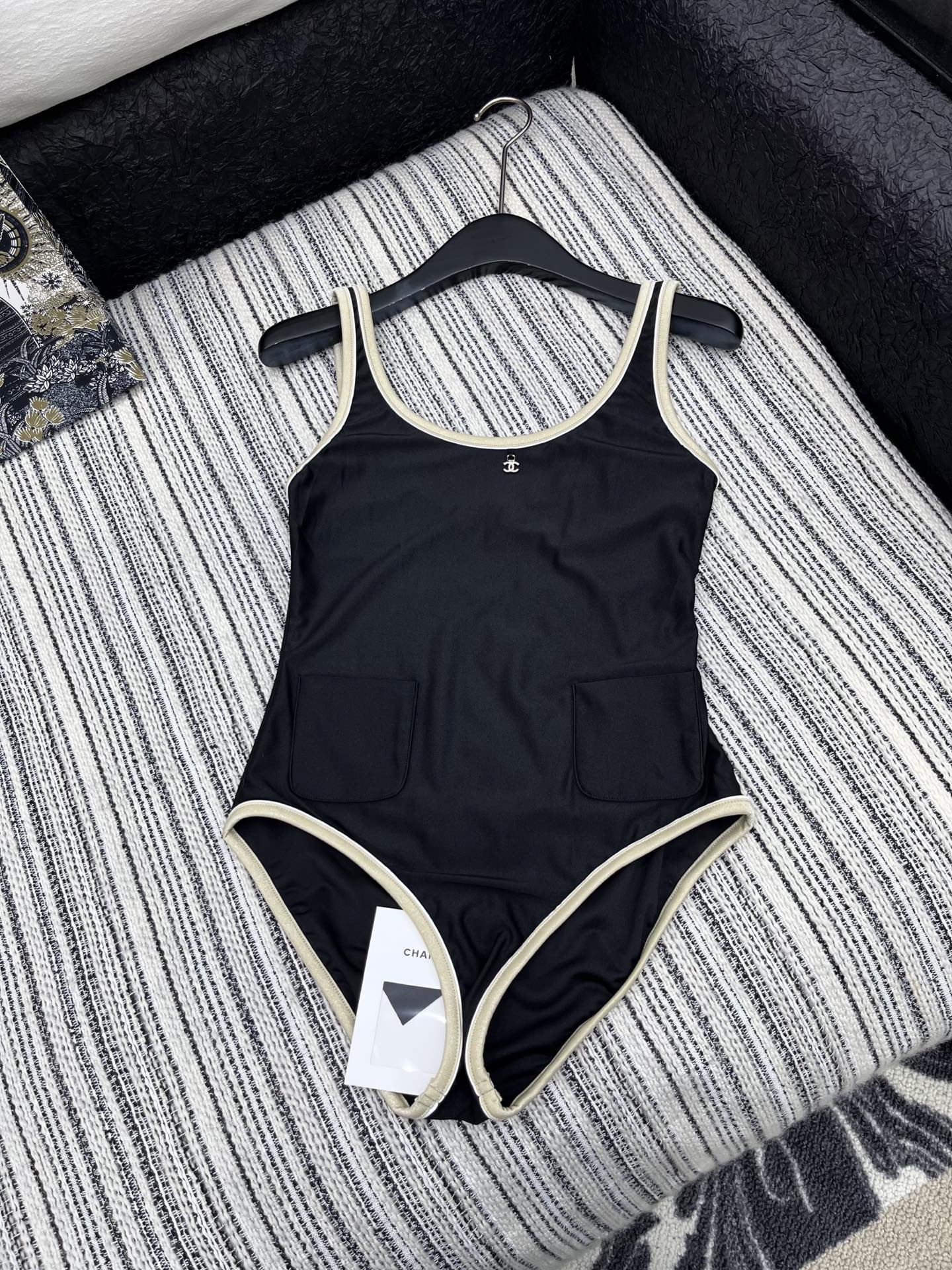 🛒𝐍𝐄𝐖 · 𝟐𝟎𝟐5/爆款

原单品质 Chane*｜撞色双口袋泳衣式连体衣
✔️时髦精们衣橱必备 简