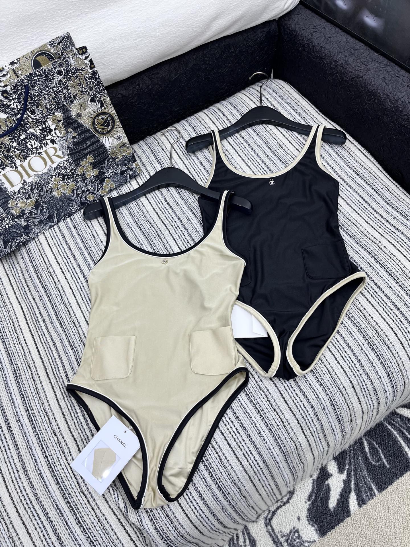 🛒𝐍𝐄𝐖 · 𝟐𝟎𝟐5/爆款

原单品质 Chane*｜撞色双口袋泳衣式连体衣
✔️时髦精们衣橱必备 简