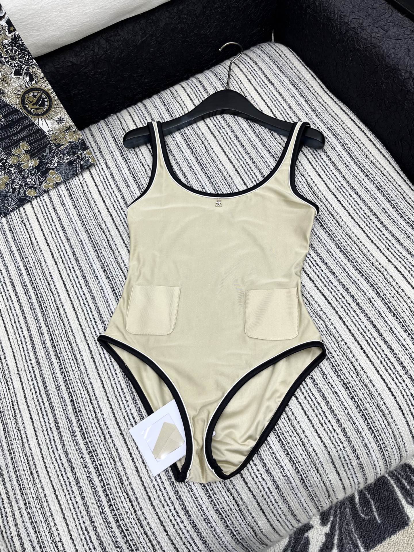 🛒𝐍𝐄𝐖 · 𝟐𝟎𝟐5/爆款

原单品质 Chane*｜撞色双口袋泳衣式连体衣
✔️时髦精们衣橱必备 简