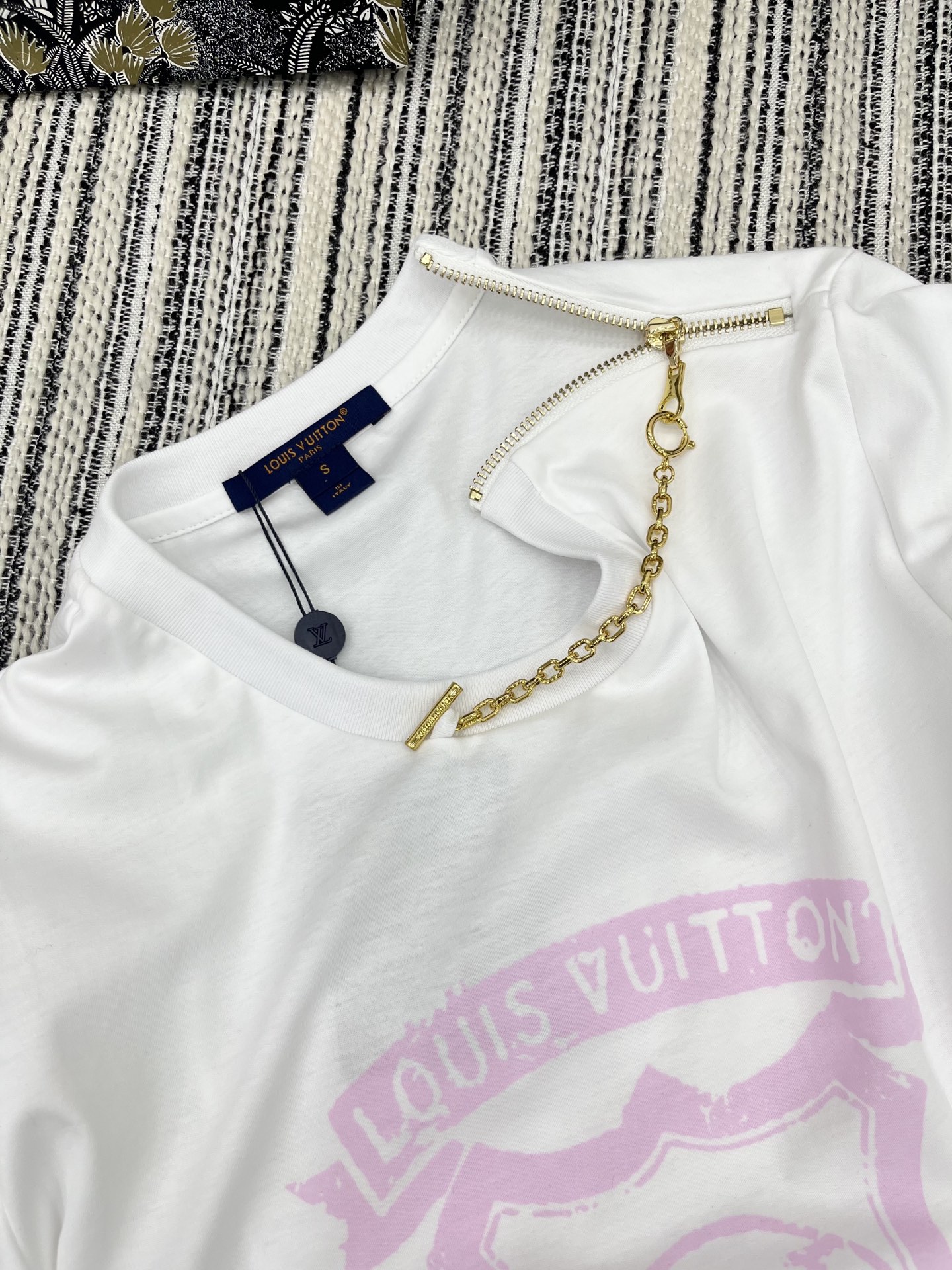 🛒𝐍𝐄𝐖 · 𝟐𝟎𝟐5/爆款现货

原单品质 LV*｜2025新品肩部拉链装饰百搭T恤
定制YB全棉材质