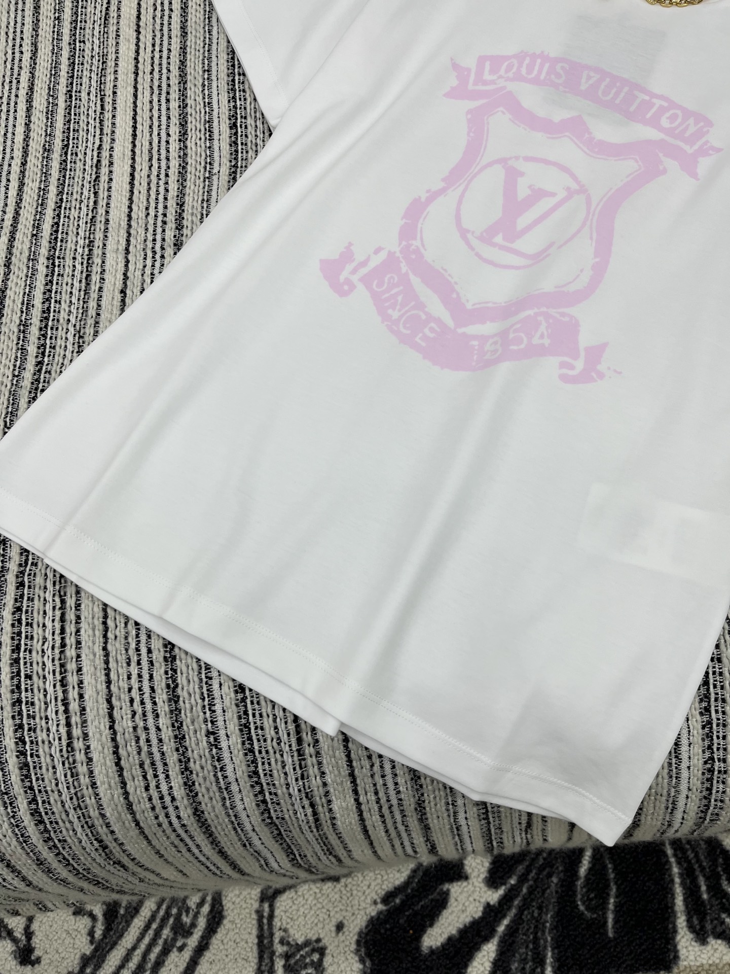 🛒𝐍𝐄𝐖 · 𝟐𝟎𝟐5/爆款现货

原单品质 LV*｜2025新品肩部拉链装饰百搭T恤
定制YB全棉材质